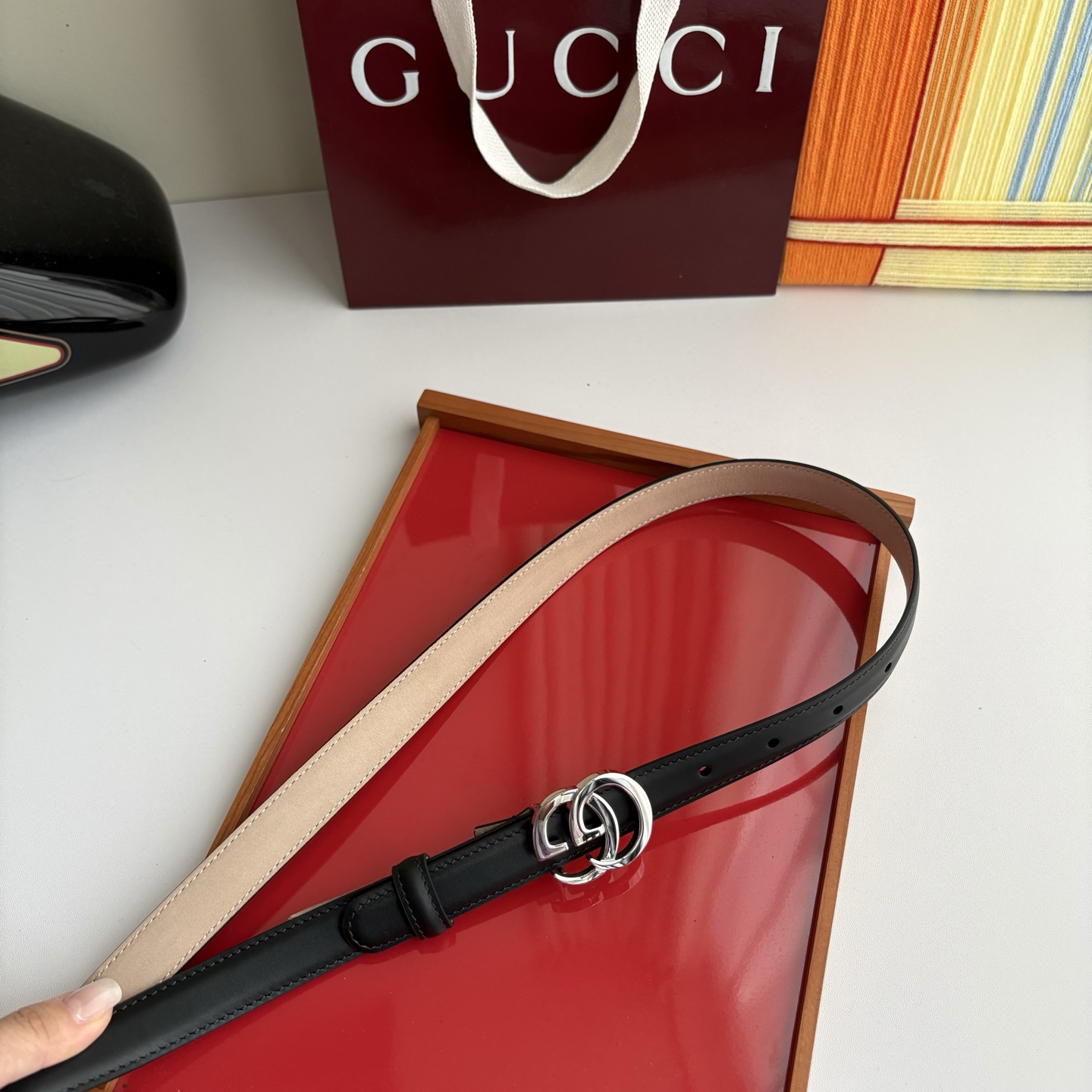 Gucci精品小牛皮面原版树膏沙底，搭配新款双G亮面扣，宽2.0cm，时尚大方，典雅别致。