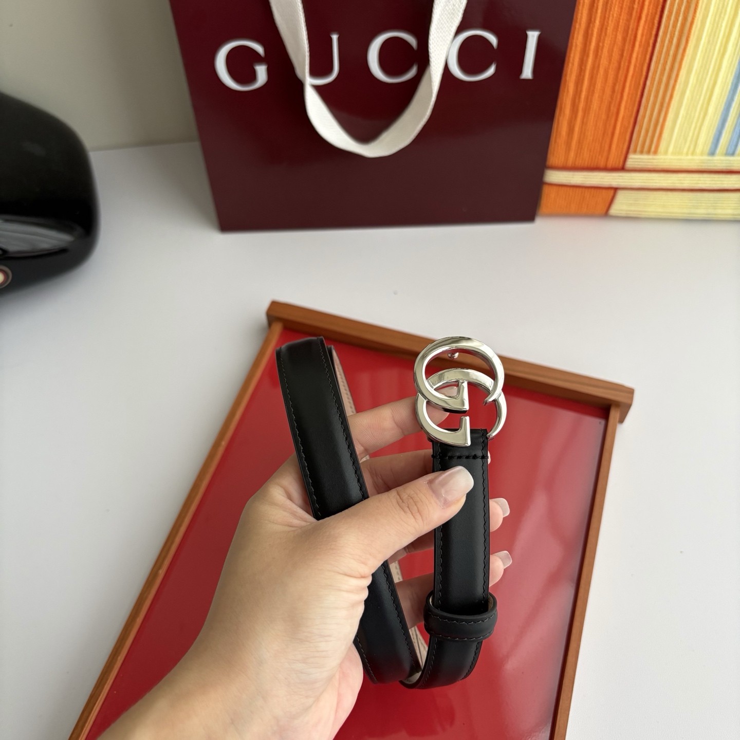 Gucci精品小牛皮面原版树膏沙底，搭配新款双G亮面扣，宽2.0cm，时尚大方，典雅别致。