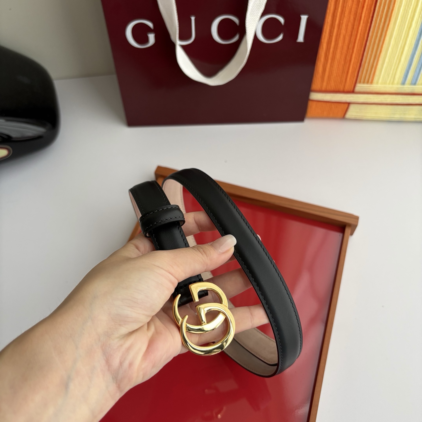 Gucci精品小牛皮面原版树膏沙底，搭配新款双G亮面扣，宽2.0cm，时尚大方，典雅别致。