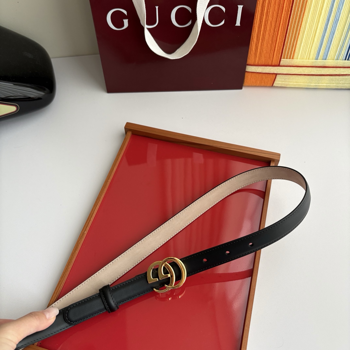 Gucci精品小牛皮面原版树膏沙底，搭配新款双G亮面扣，宽2.0cm，时尚大方，典雅别致。