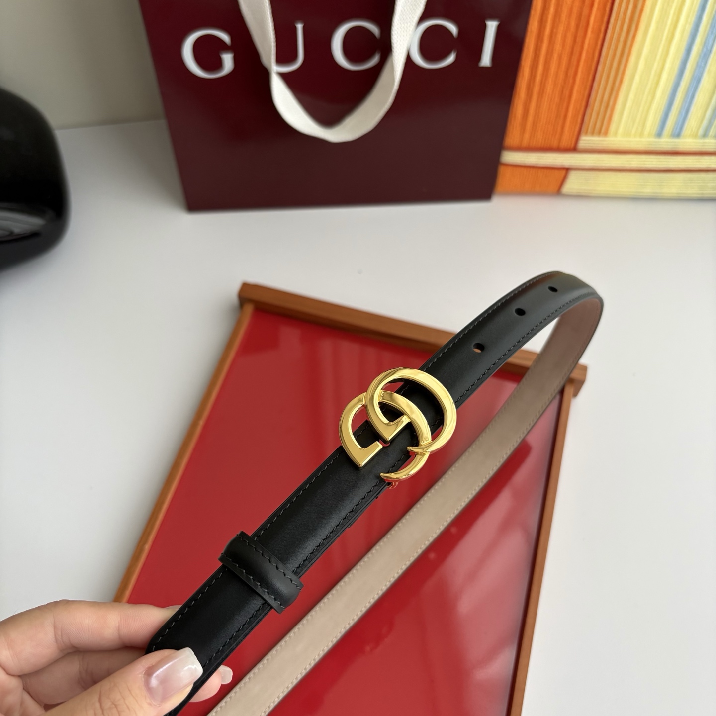 Gucci精品小牛皮面原版树膏沙底，搭配新款双G亮面扣，宽2.0cm，时尚大方，典雅别致。