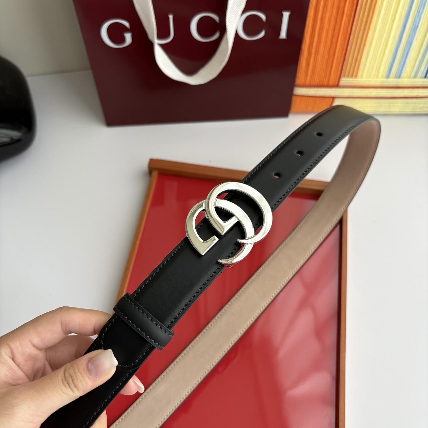 Gucci精品小牛皮面原版树膏沙底，搭配新款双G亮面扣，宽3.0cm，时尚大方，典雅别致。