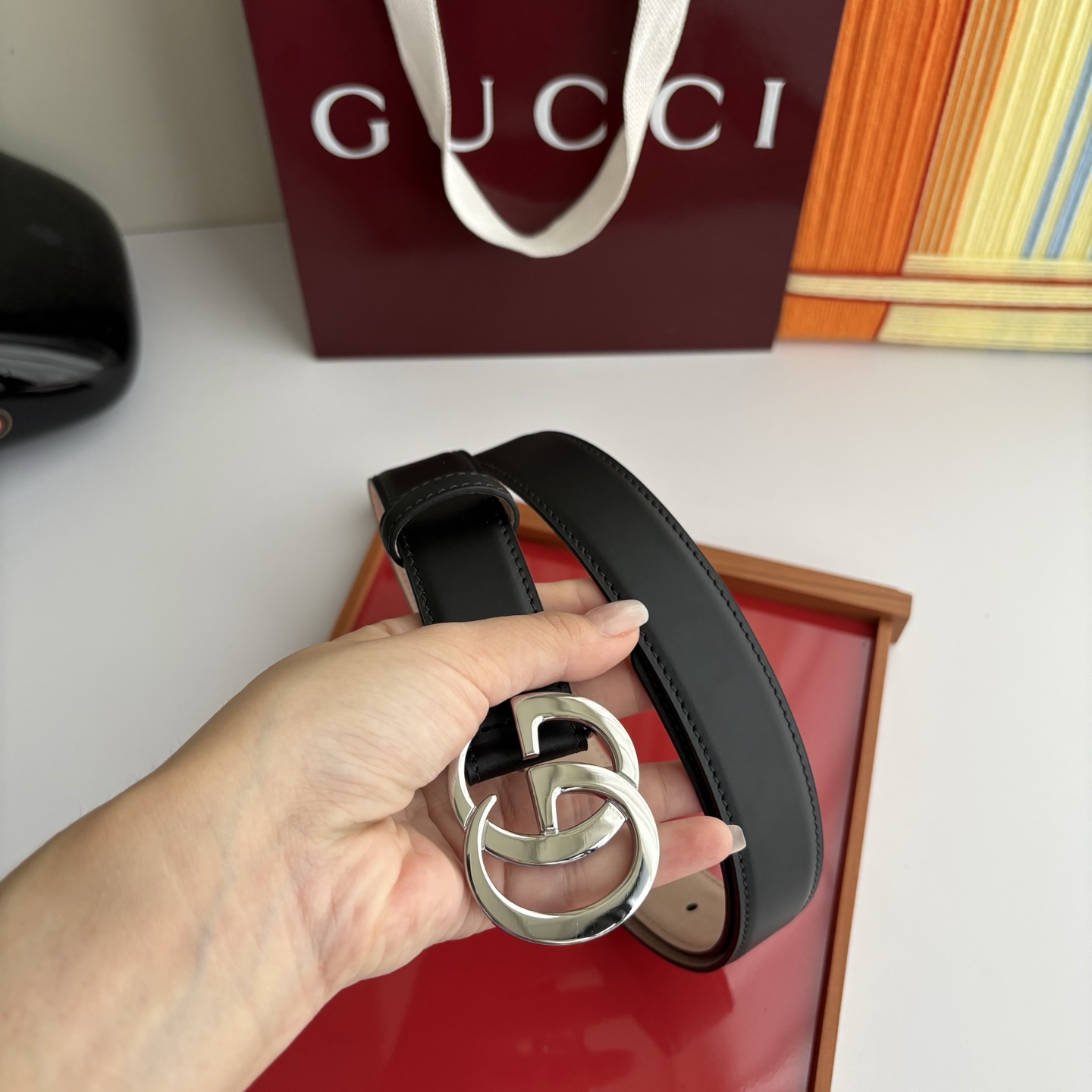 Gucci精品小牛皮面原版树膏沙底，搭配新款双G亮面扣，宽3.0cm，时尚大方，典雅别致。
