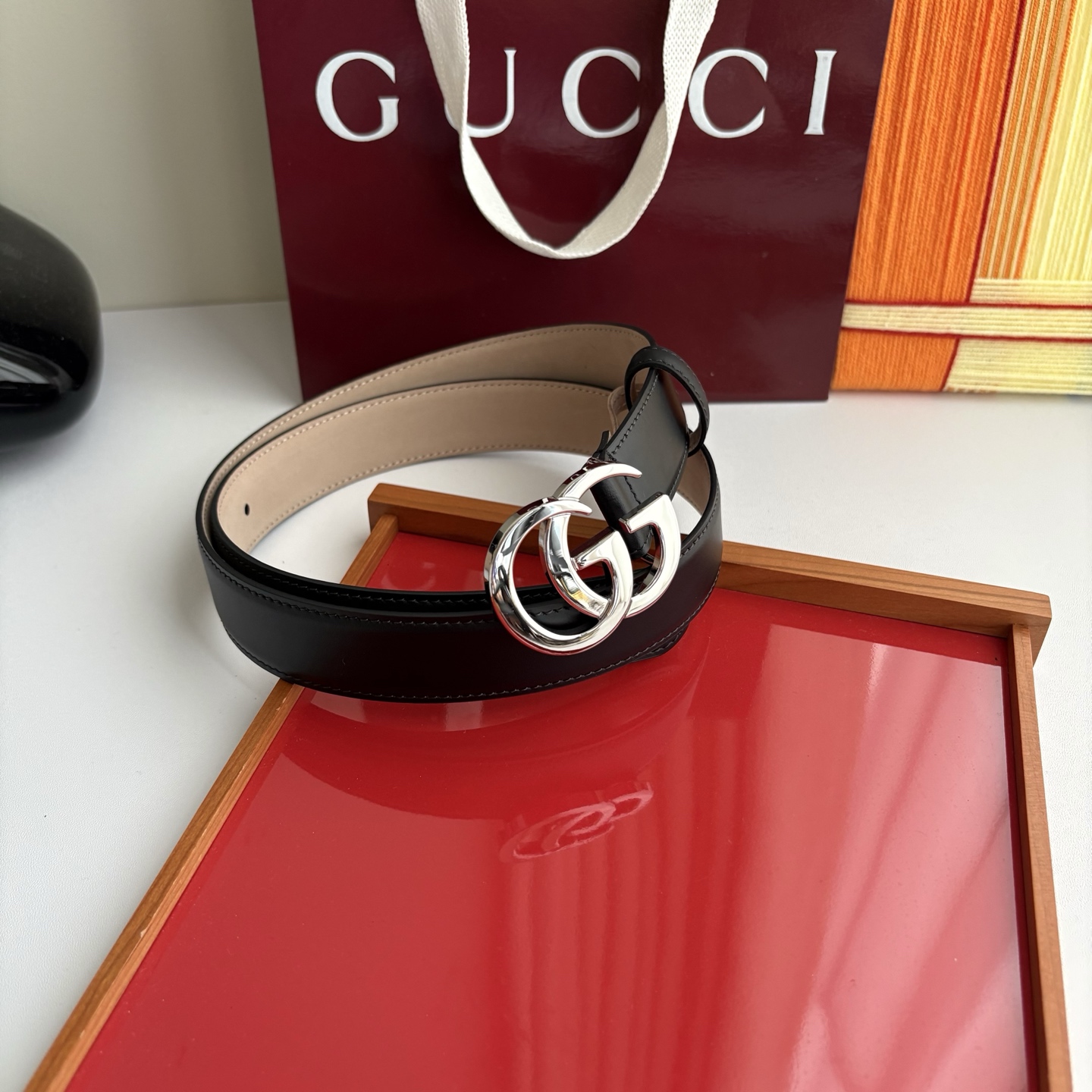 Gucci精品小牛皮面原版树膏沙底，搭配新款双G亮面扣，宽3.0cm，时尚大方，典雅别致。