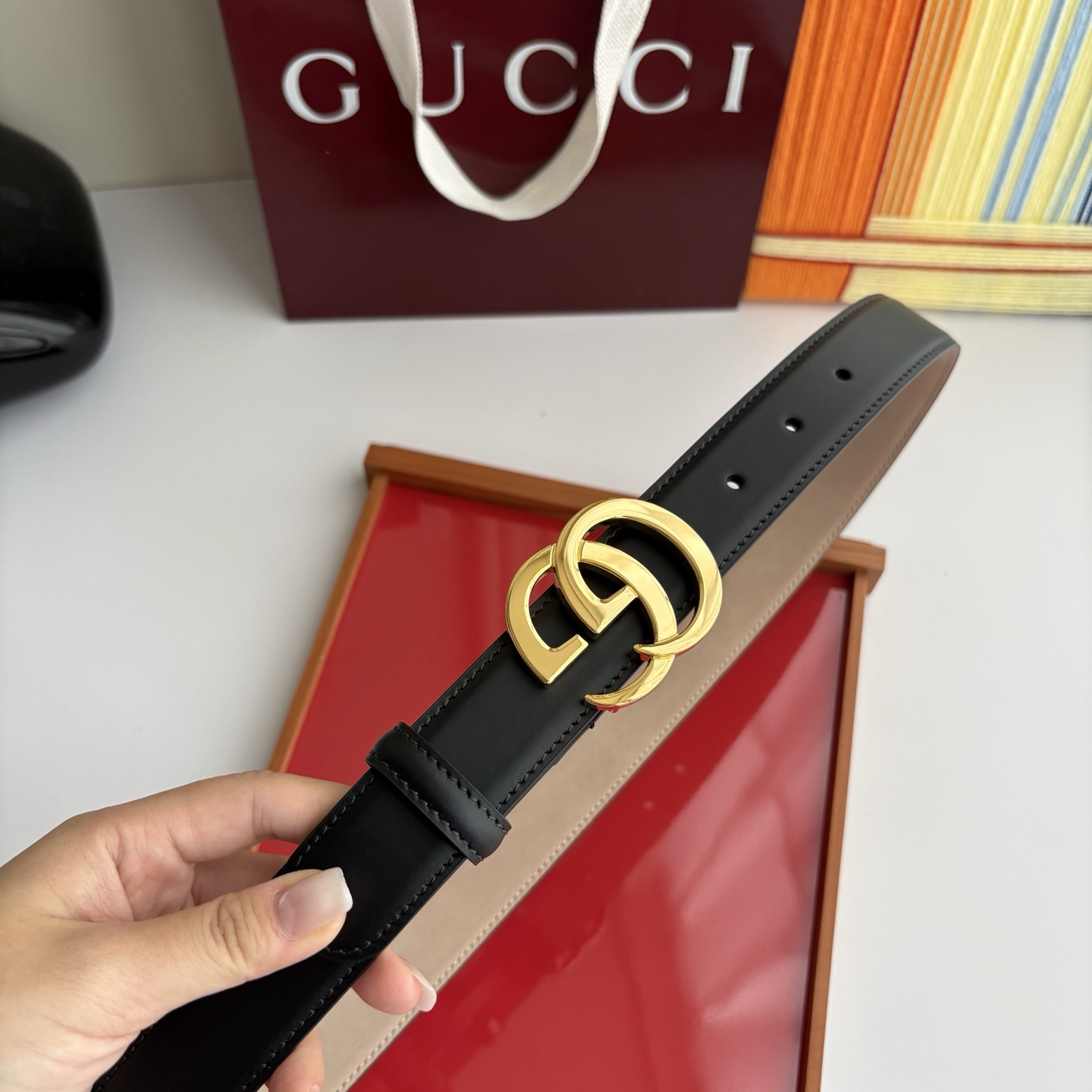 Gucci精品小牛皮面原版树膏沙底，搭配新款双G亮面扣，宽3.0cm，时尚大方，典雅别致。