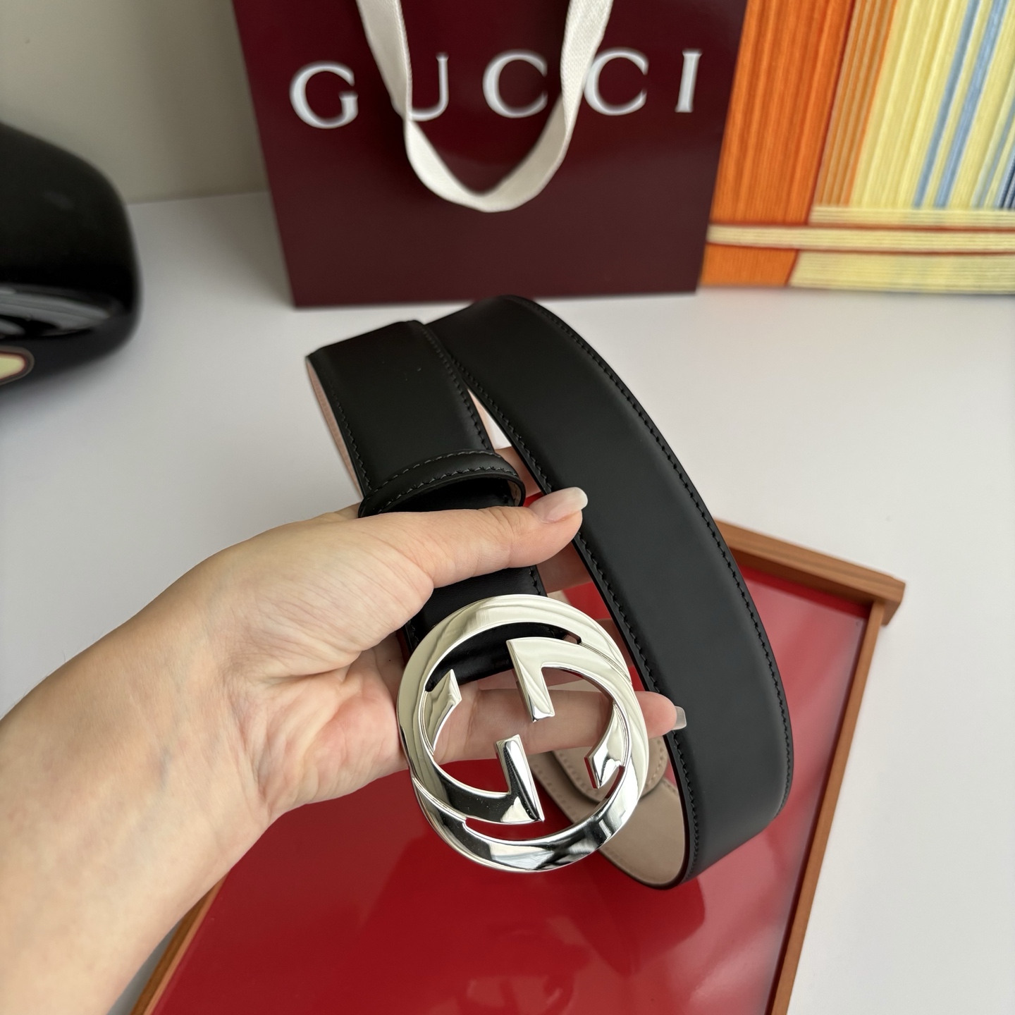 Gucci精品小牛皮面原版树膏沙底，搭配新款双G亮面扣，宽4.0cm，时尚大方，典雅别致。