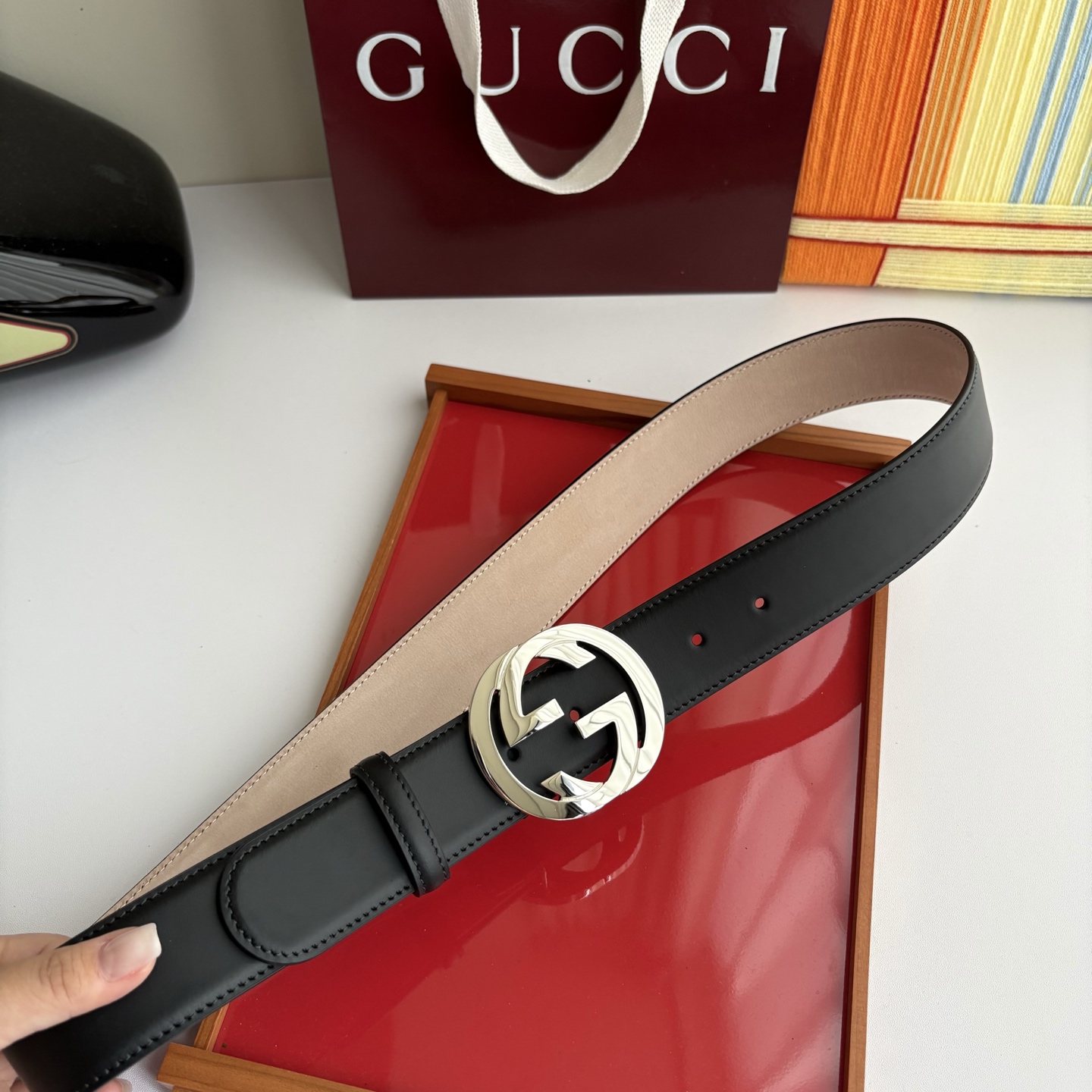 Gucci精品小牛皮面原版树膏沙底，搭配新款双G亮面扣，宽4.0cm，时尚大方，典雅别致。