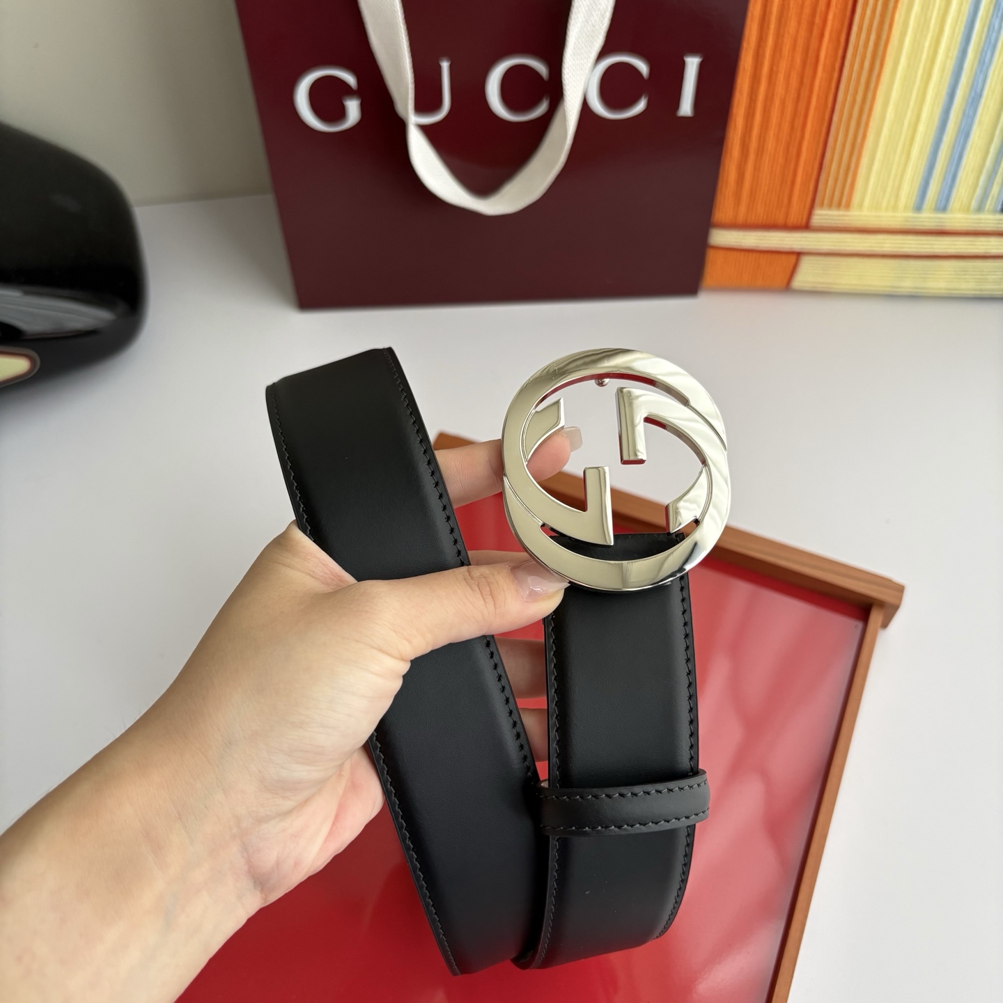 Gucci精品小牛皮面原版树膏沙底，搭配新款双G亮面扣，宽4.0cm，时尚大方，典雅别致。