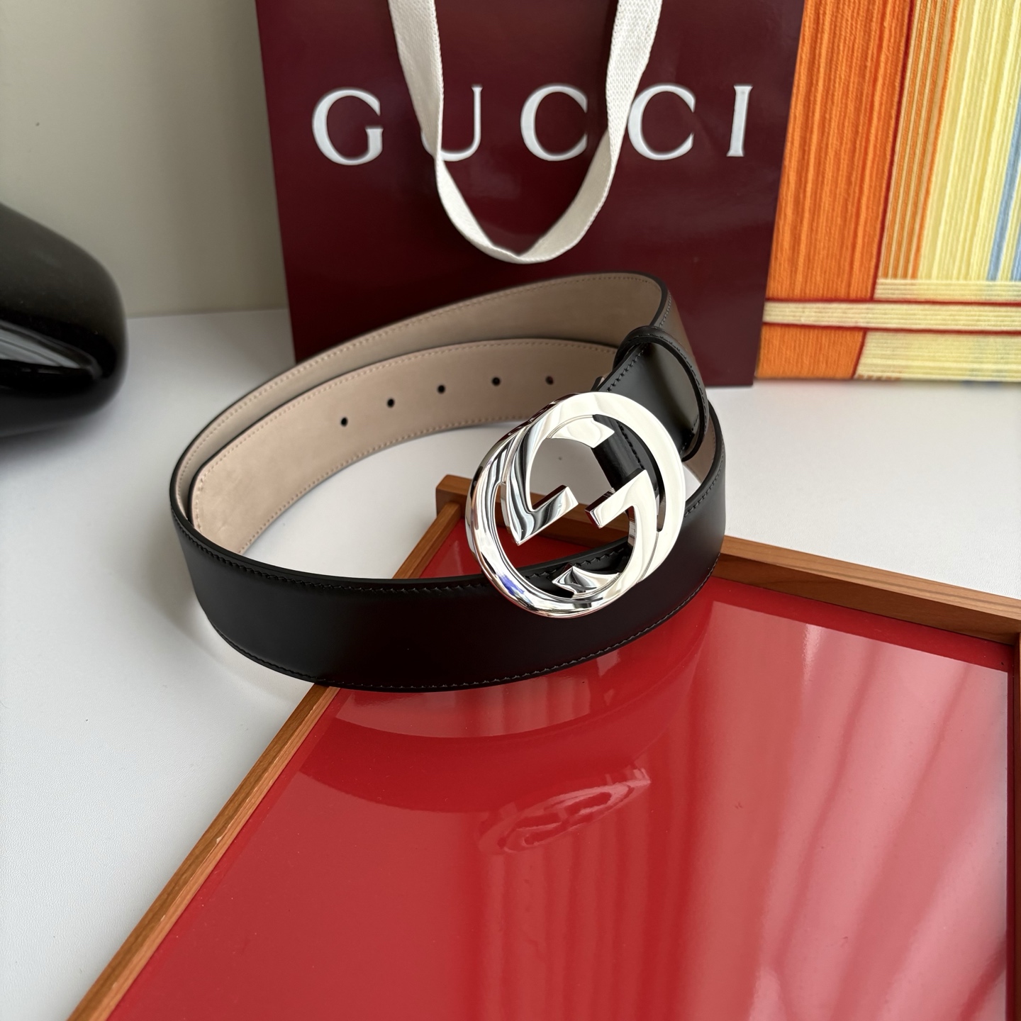 Gucci精品小牛皮面原版树膏沙底，搭配新款双G亮面扣，宽4.0cm，时尚大方，典雅别致。