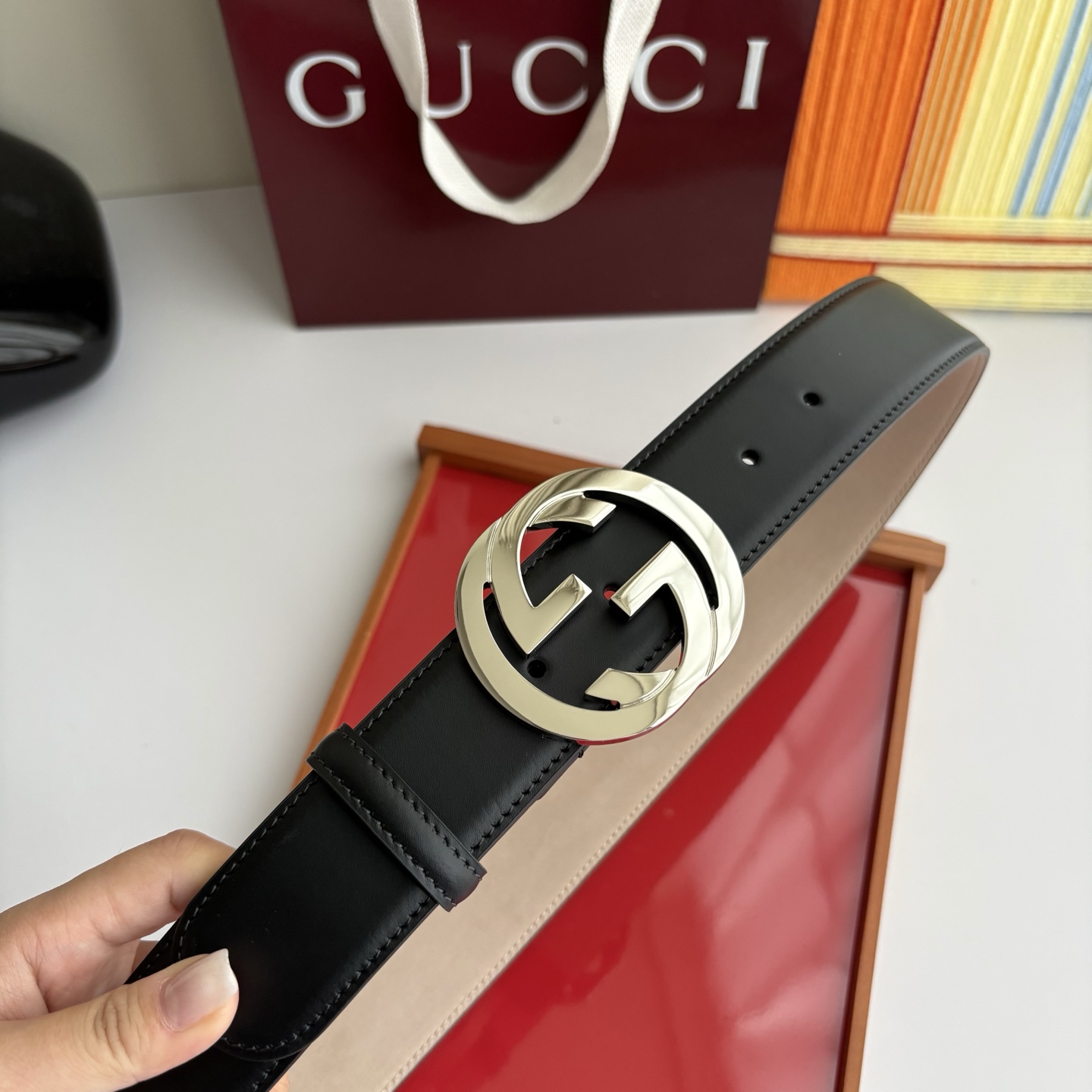 Gucci精品小牛皮面原版树膏沙底，搭配新款双G亮面扣，宽4.0cm，时尚大方，典雅别致。