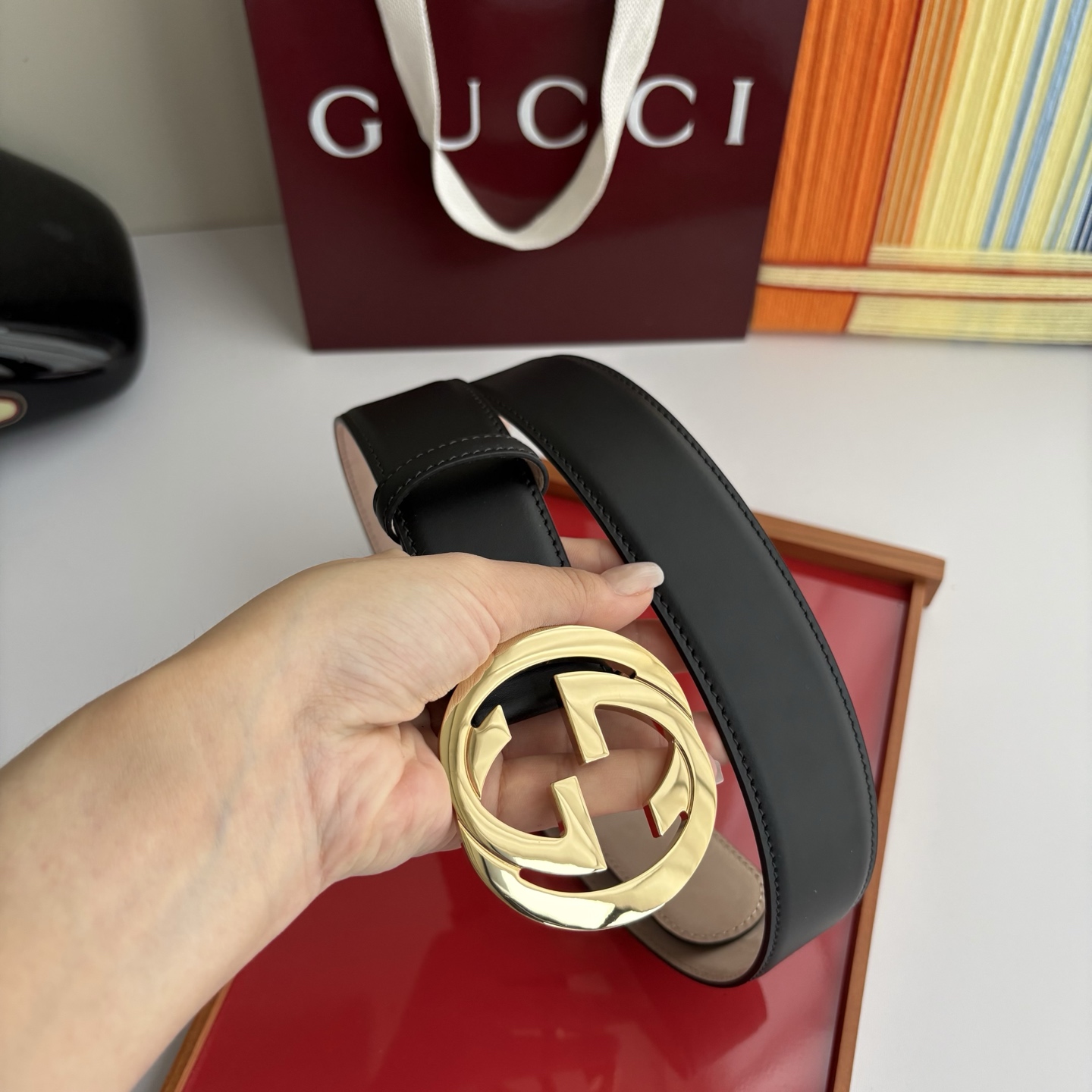 Gucci精品小牛皮面原版树膏沙底，搭配新款双G亮面扣，宽4.0cm，时尚大方，典雅别致。