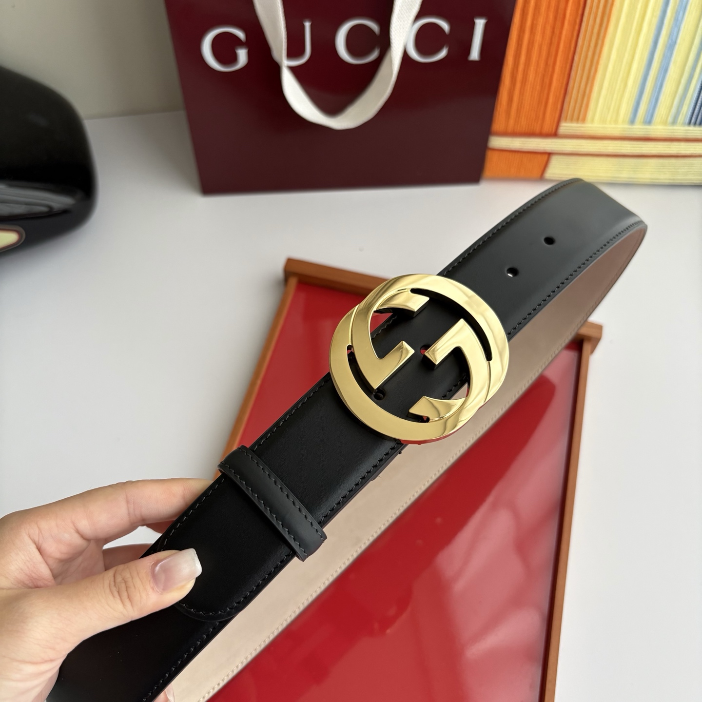 Gucci精品小牛皮面原版树膏沙底，搭配新款双G亮面扣，宽4.0cm，时尚大方，典雅别致。