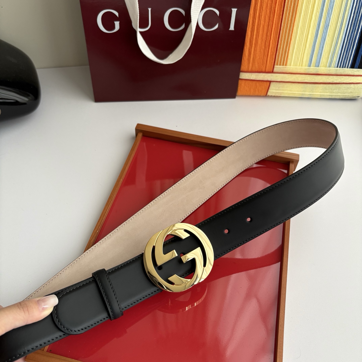 Gucci精品小牛皮面原版树膏沙底，搭配新款双G亮面扣，宽4.0cm，时尚大方，典雅别致。