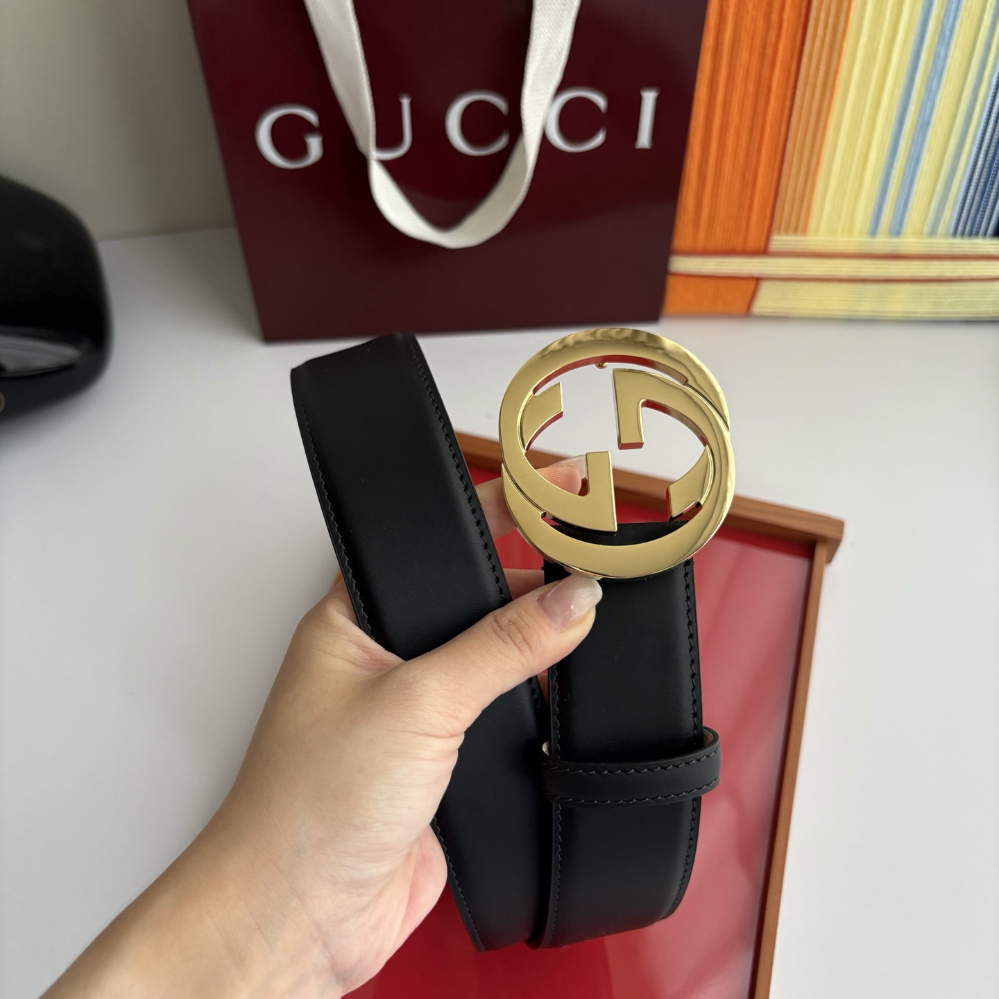 Gucci精品小牛皮面原版树膏沙底，搭配新款双G亮面扣，宽4.0cm，时尚大方，典雅别致。