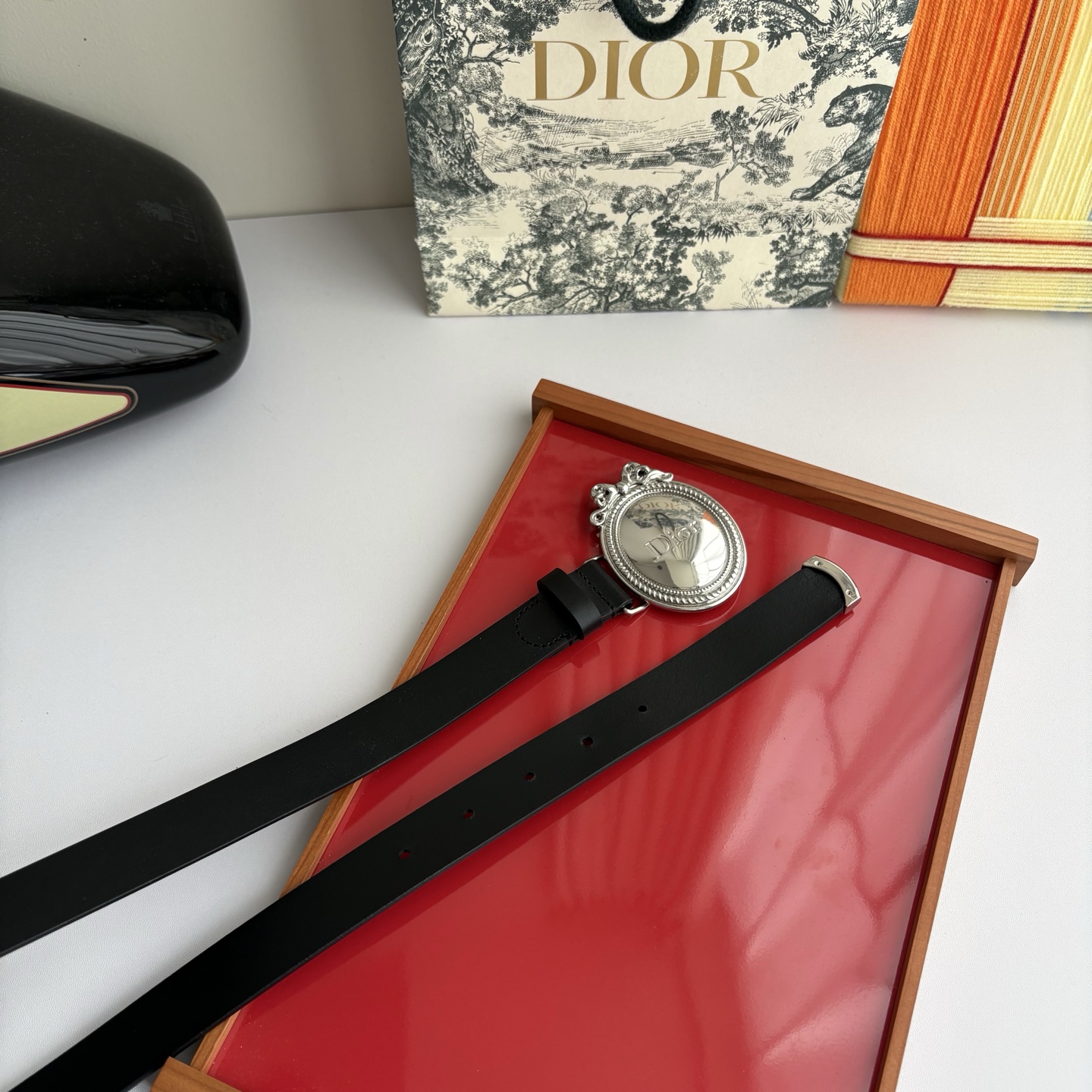 Dior Medaillon 腰带以十八世纪洛可可风格演绎 Dior 沙龙的精致格调。采用光滑牛皮革精心