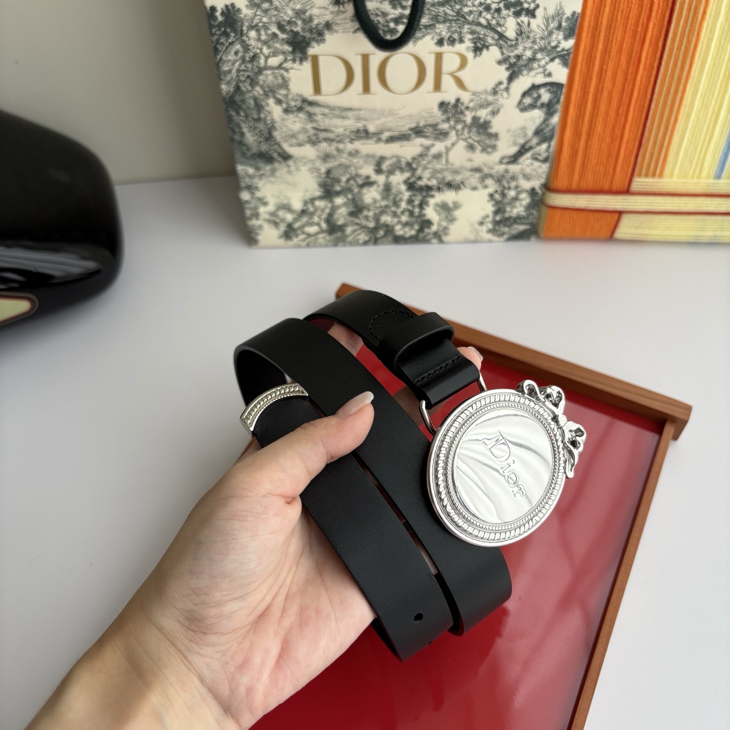 Dior Medaillon 腰带以十八世纪洛可可风格演绎 Dior 沙龙的精致格调。采用光滑牛皮革精心
