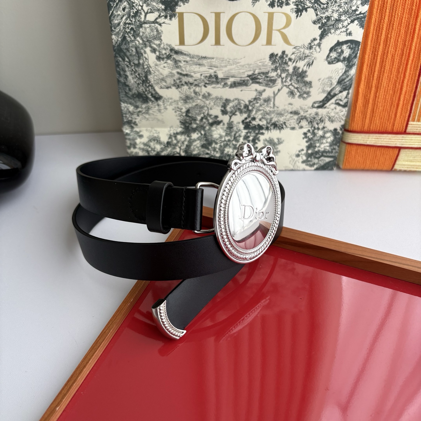 Dior Medaillon 腰带以十八世纪洛可可风格演绎 Dior 沙龙的精致格调。采用光滑牛皮革精心