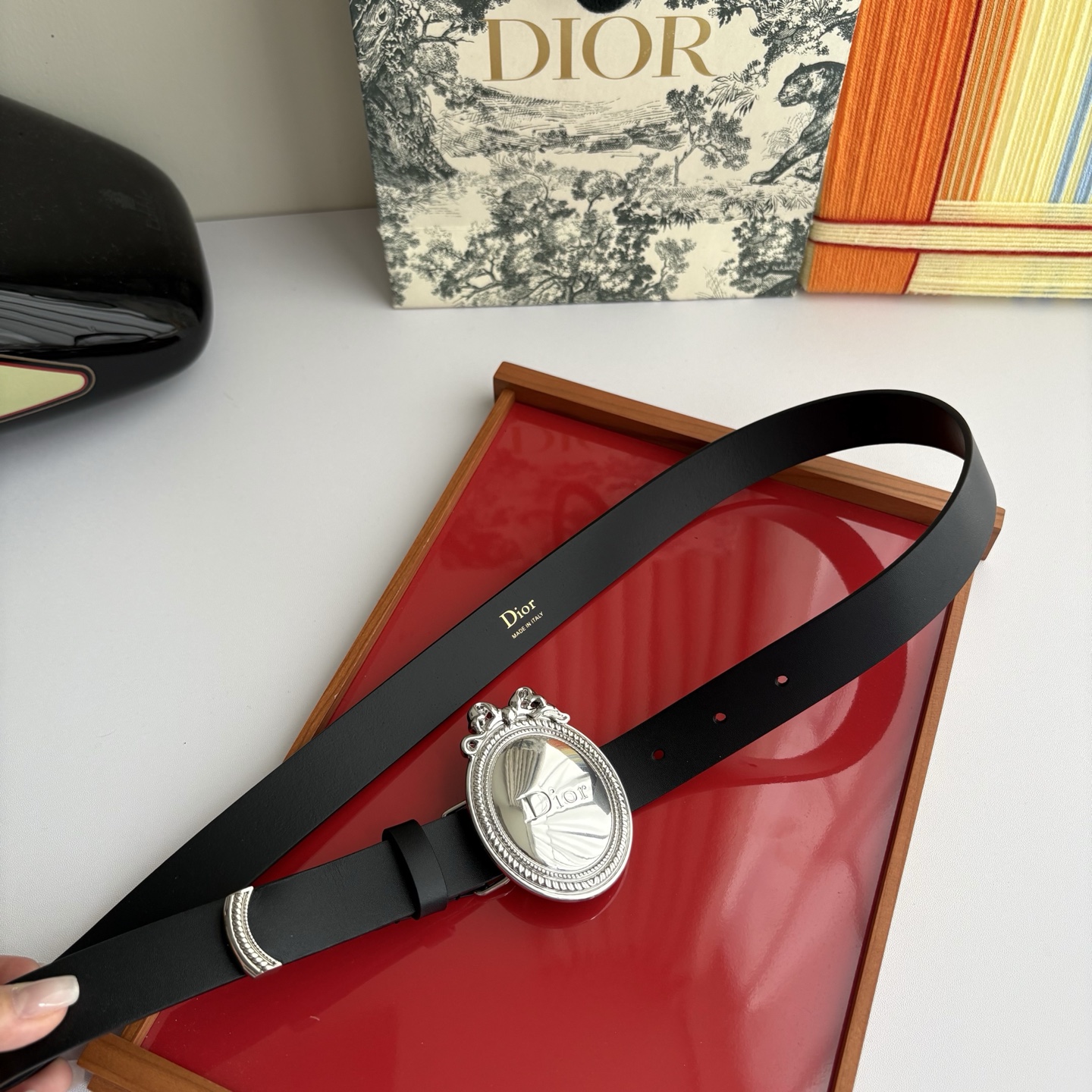 Dior Medaillon 腰带以十八世纪洛可可风格演绎 Dior 沙龙的精致格调。采用光滑牛皮革精心