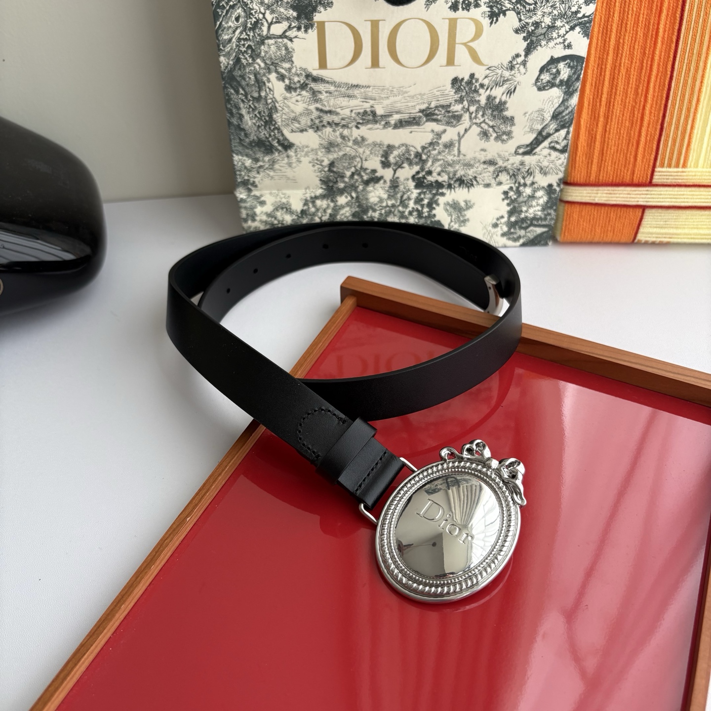 Dior Medaillon 腰带以十八世纪洛可可风格演绎 Dior 沙龙的精致格调。采用光滑牛皮革精心
