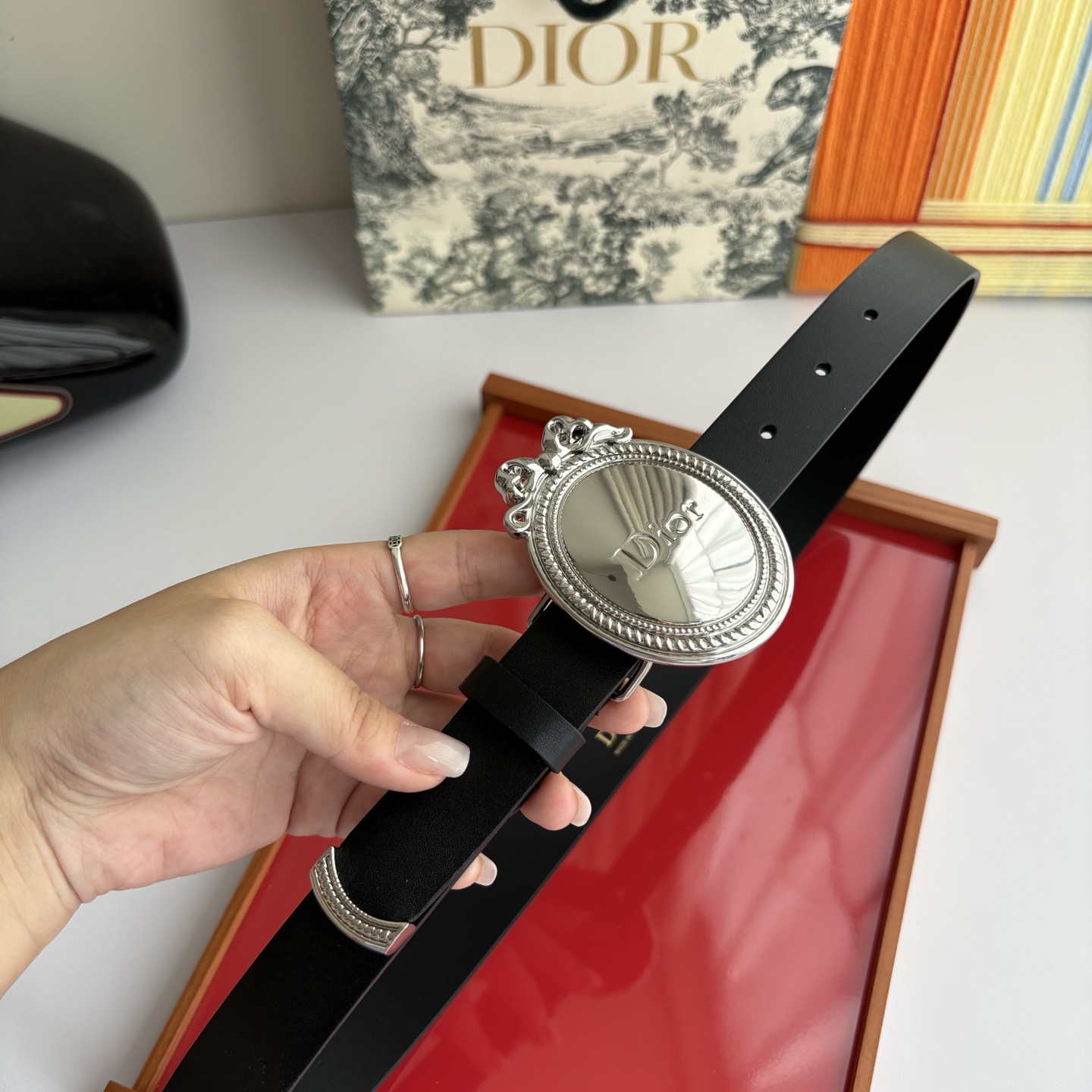Dior Medaillon 腰带以十八世纪洛可可风格演绎 Dior 沙龙的精致格调。采用光滑牛皮革精心