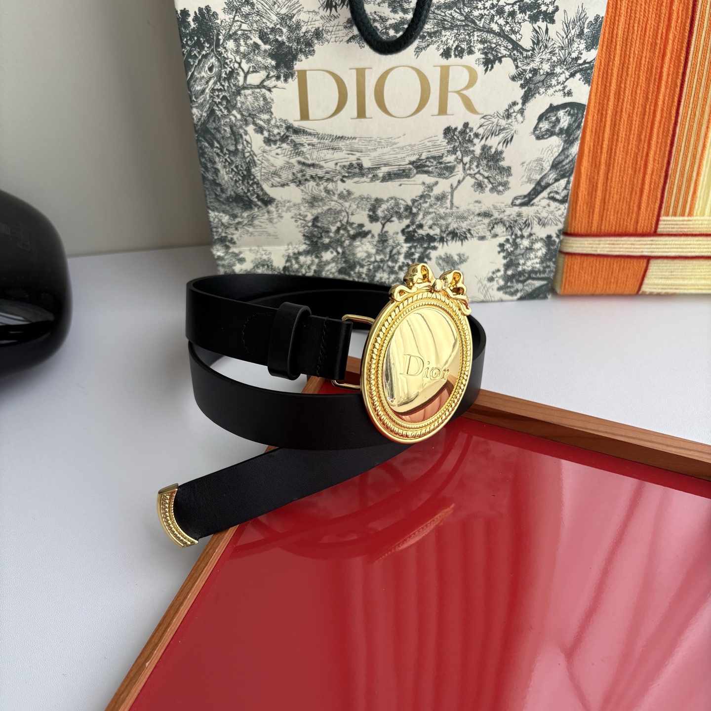 Dior Medaillon 腰带以十八世纪洛可可风格演绎 Dior 沙龙的精致格调。采用光滑牛皮革精心