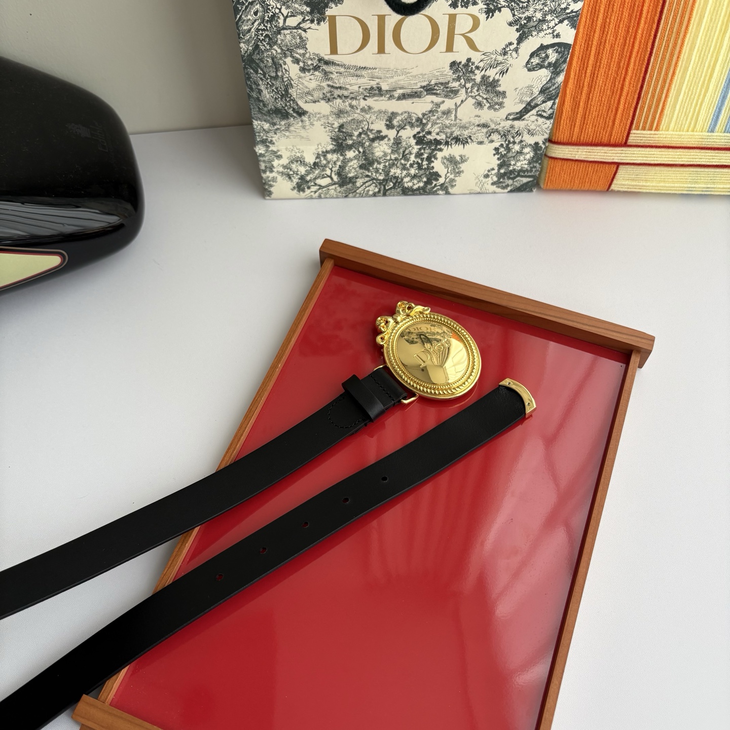 Dior Medaillon 腰带以十八世纪洛可可风格演绎 Dior 沙龙的精致格调。采用光滑牛皮革精心