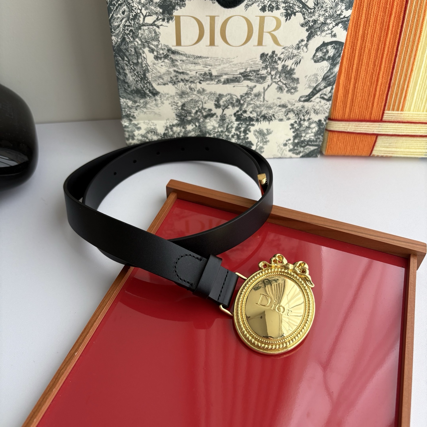 Dior Medaillon 腰带以十八世纪洛可可风格演绎 Dior 沙龙的精致格调。采用光滑牛皮革精心
