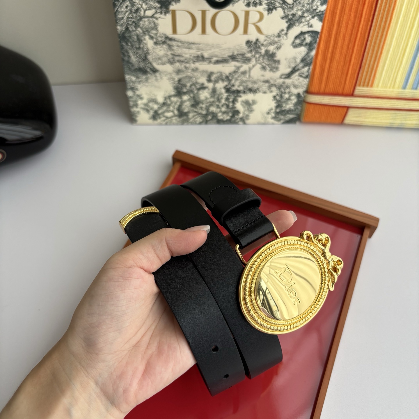 Dior Medaillon 腰带以十八世纪洛可可风格演绎 Dior 沙龙的精致格调。采用光滑牛皮革精心