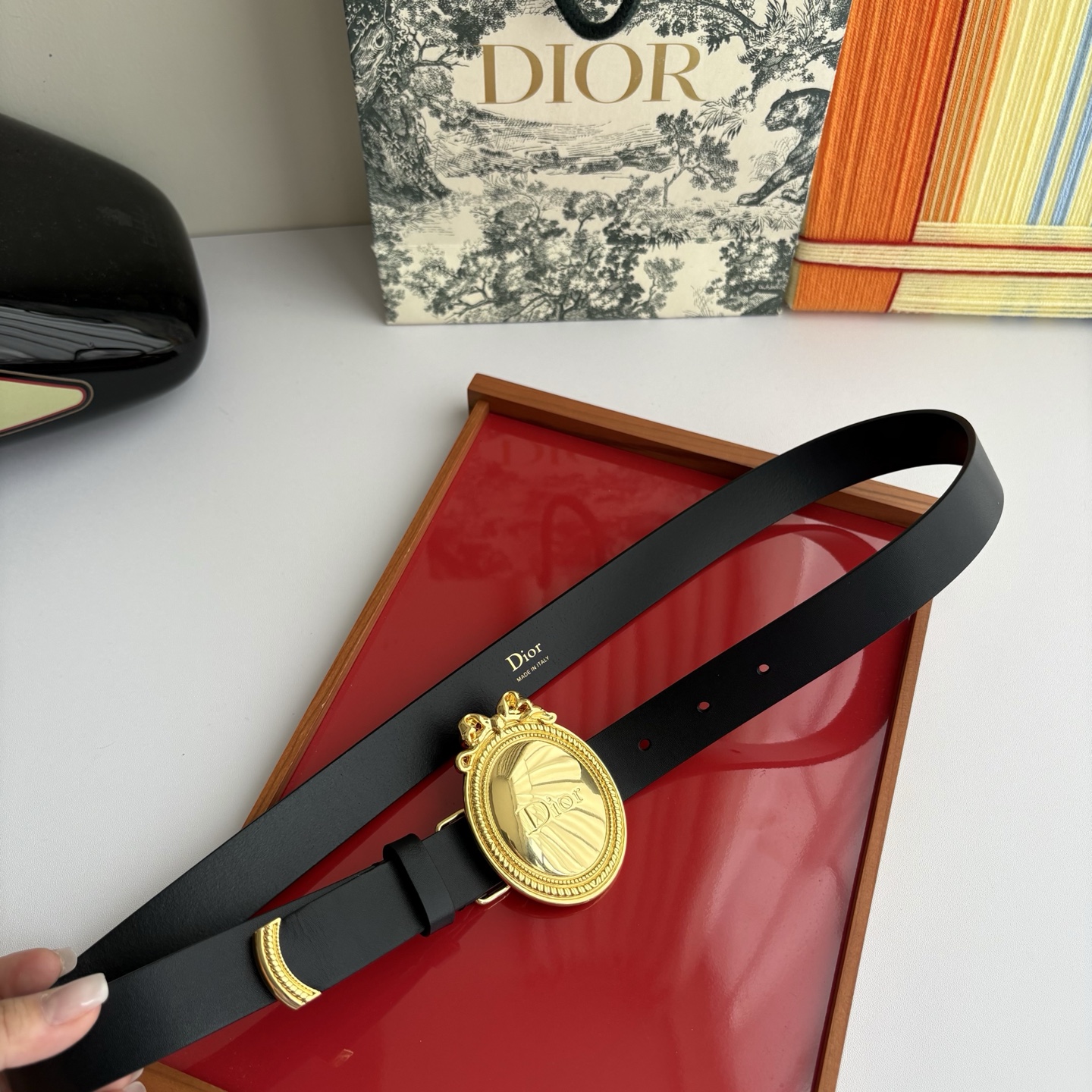 Dior Medaillon 腰带以十八世纪洛可可风格演绎 Dior 沙龙的精致格调。采用光滑牛皮革精心