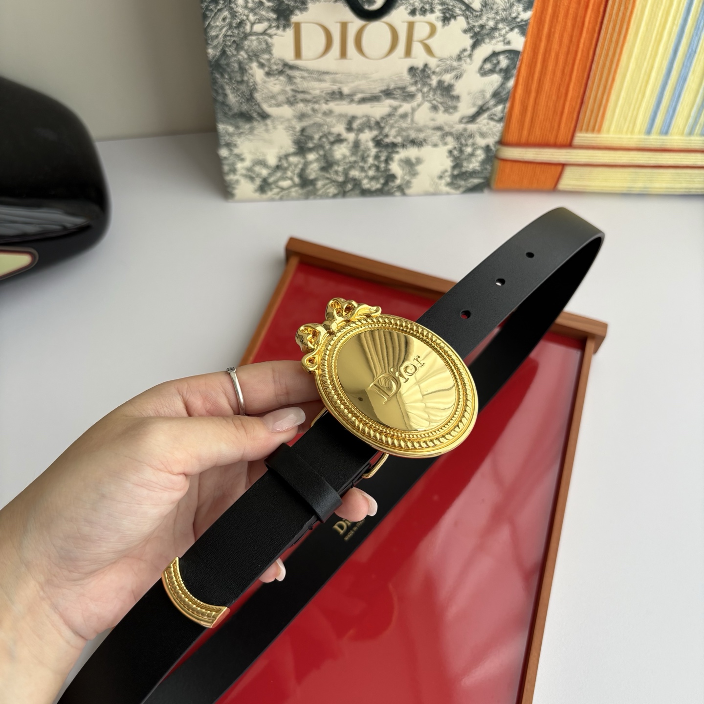 Dior Medaillon 腰带以十八世纪洛可可风格演绎 Dior 沙龙的精致格调。采用光滑牛皮革精心