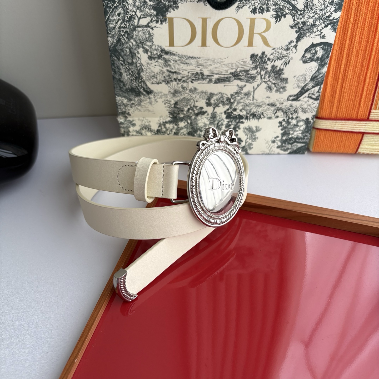 Dior Medaillon 腰带以十八世纪洛可可风格演绎 Dior 沙龙的精致格调。采用光滑牛皮革精心
