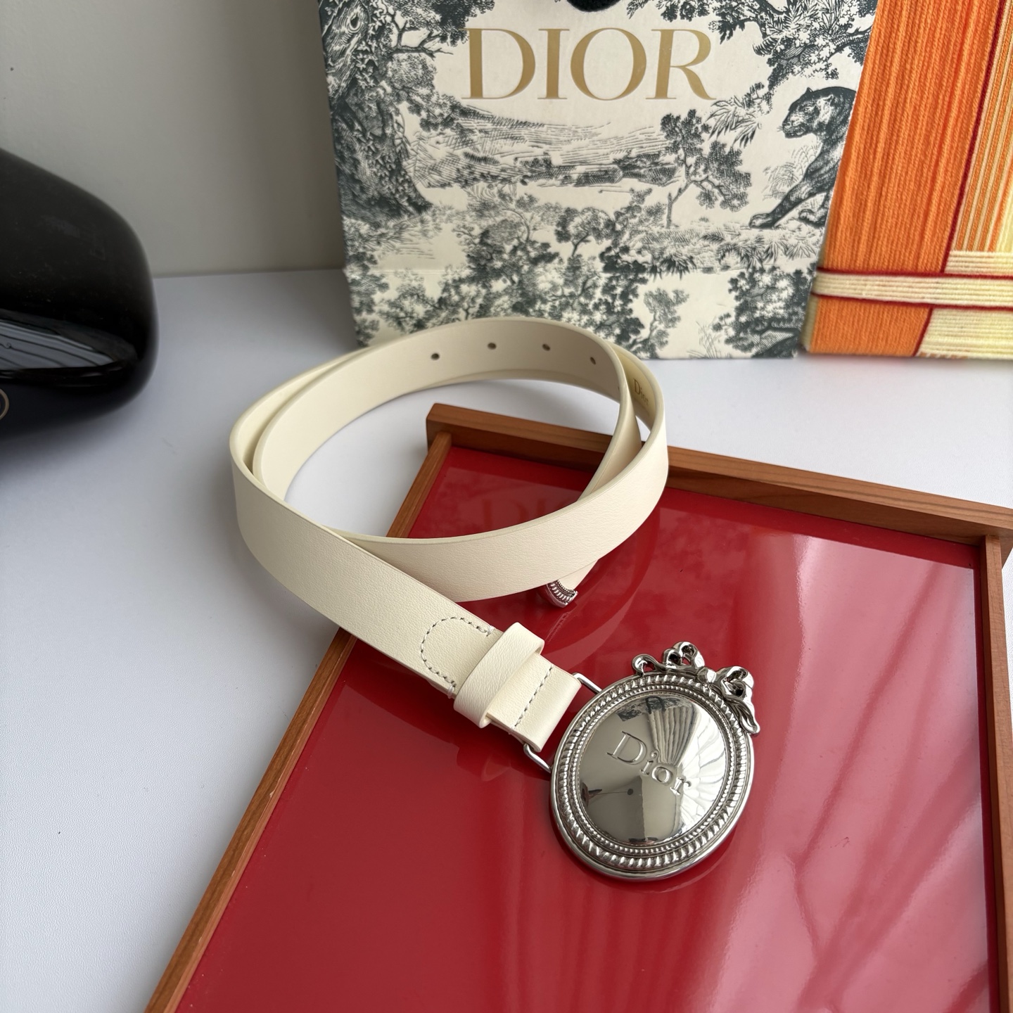 Dior Medaillon 腰带以十八世纪洛可可风格演绎 Dior 沙龙的精致格调。采用光滑牛皮革精心