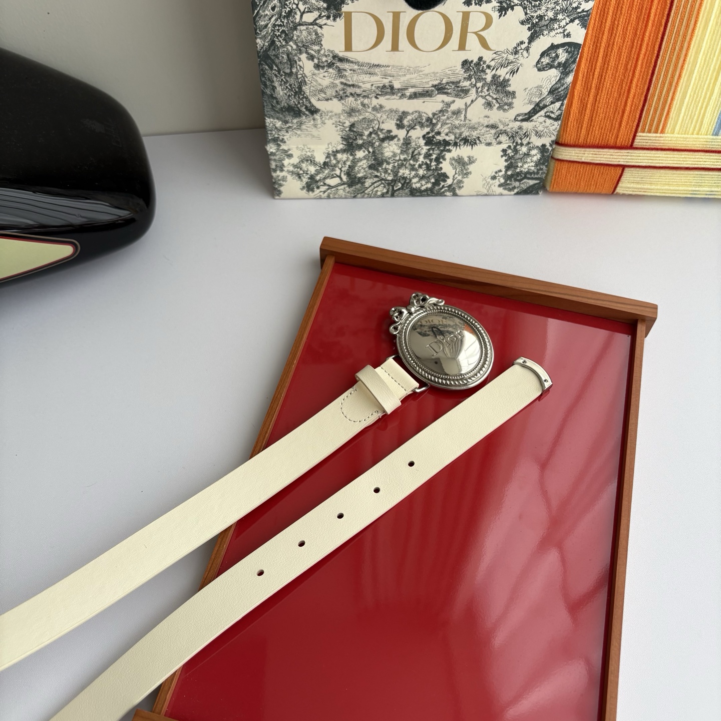 Dior Medaillon 腰带以十八世纪洛可可风格演绎 Dior 沙龙的精致格调。采用光滑牛皮革精心