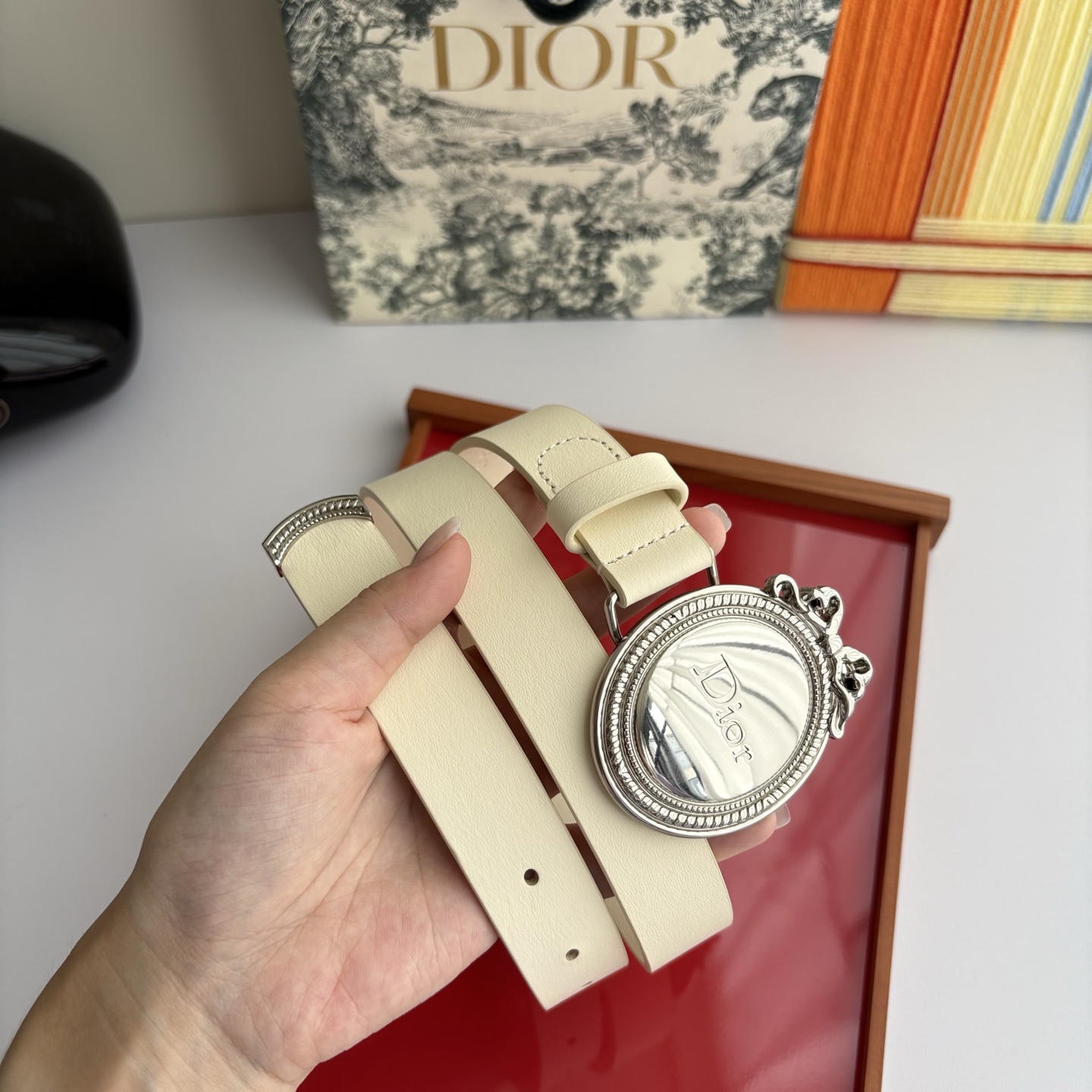 Dior Medaillon 腰带以十八世纪洛可可风格演绎 Dior 沙龙的精致格调。采用光滑牛皮革精心