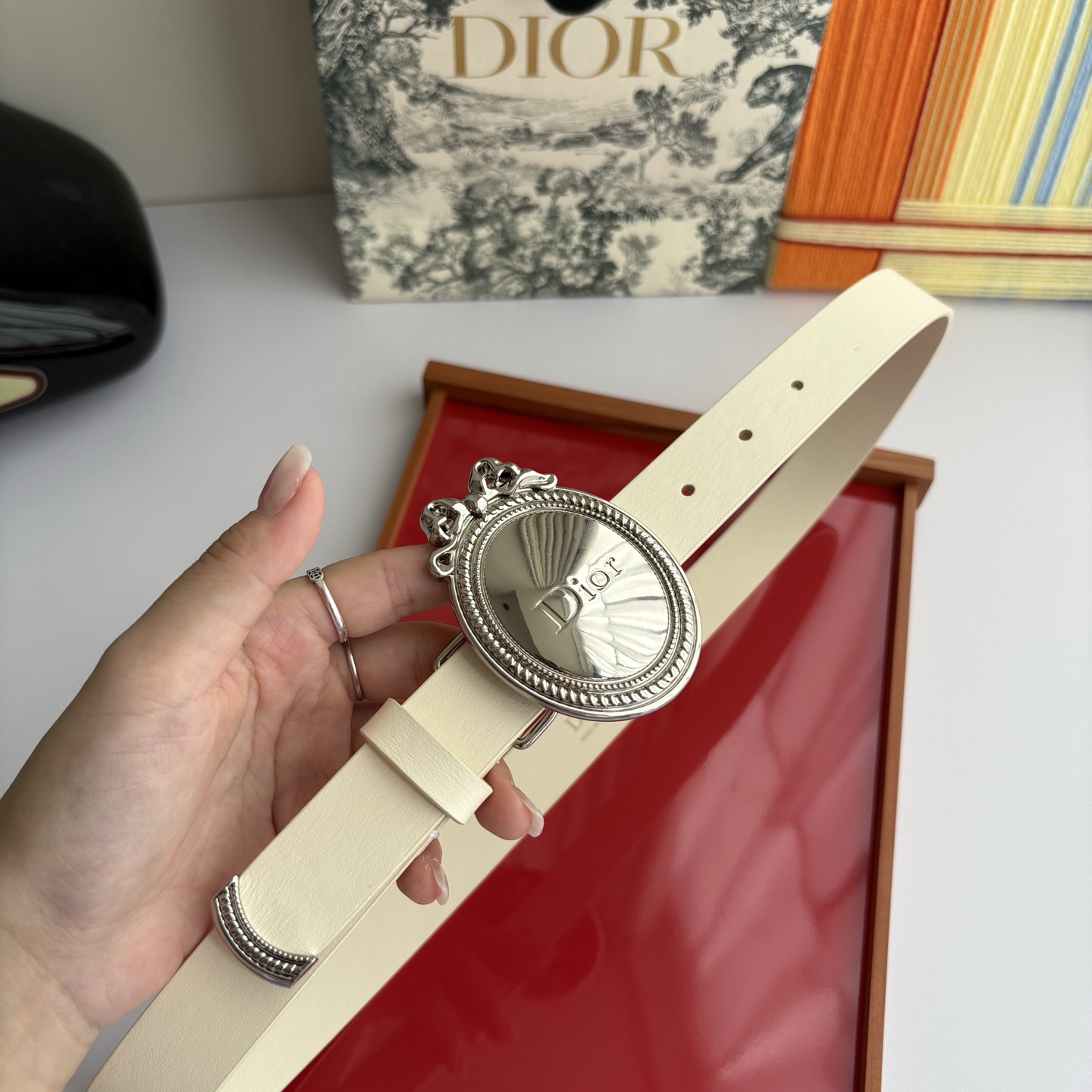 Dior Medaillon 腰带以十八世纪洛可可风格演绎 Dior 沙龙的精致格调。采用光滑牛皮革精心