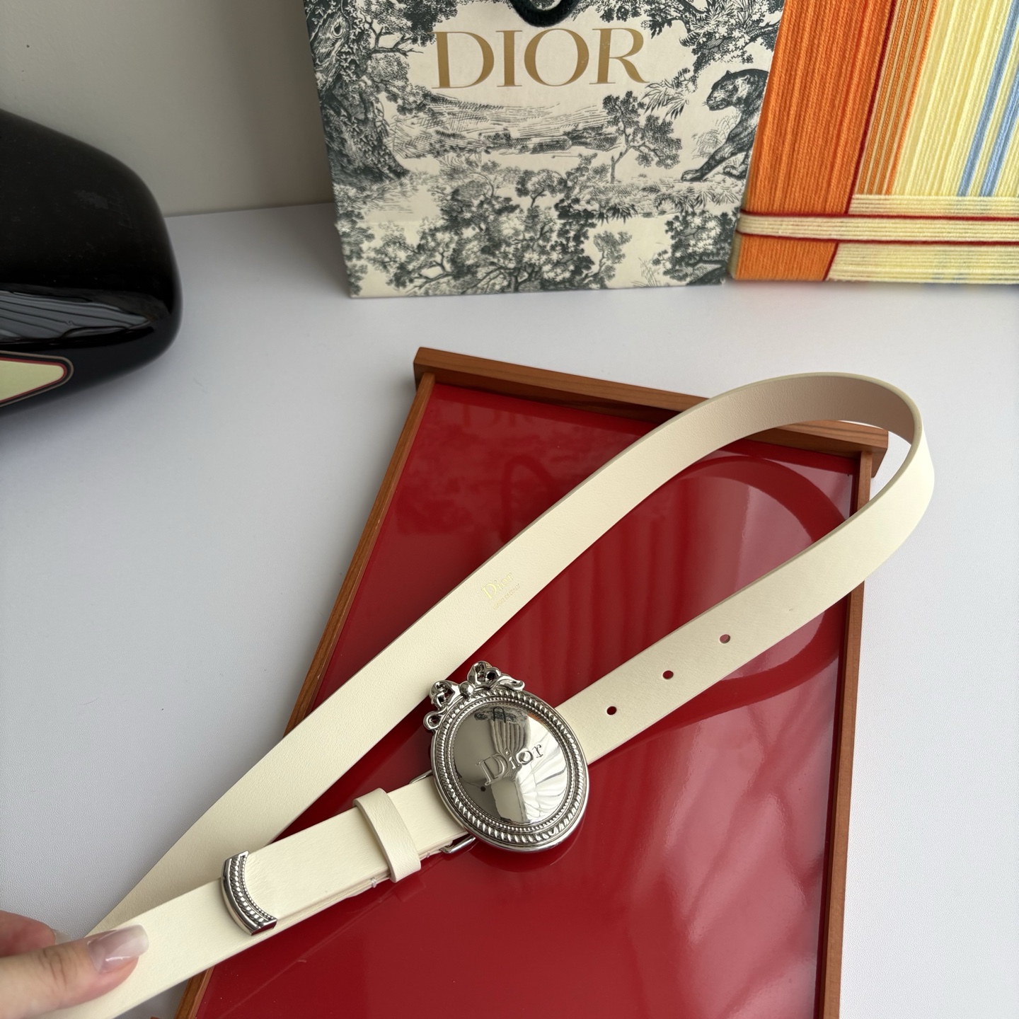 Dior Medaillon 腰带以十八世纪洛可可风格演绎 Dior 沙龙的精致格调。采用光滑牛皮革精心