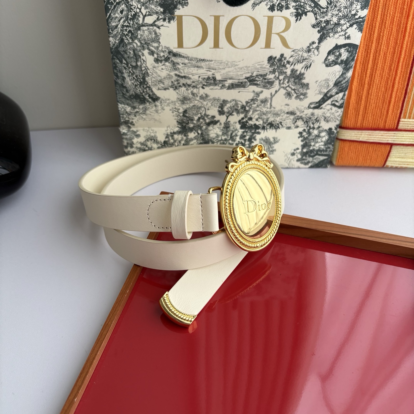 Dior Medaillon 腰带以十八世纪洛可可风格演绎 Dior 沙龙的精致格调。采用光滑牛皮革精心