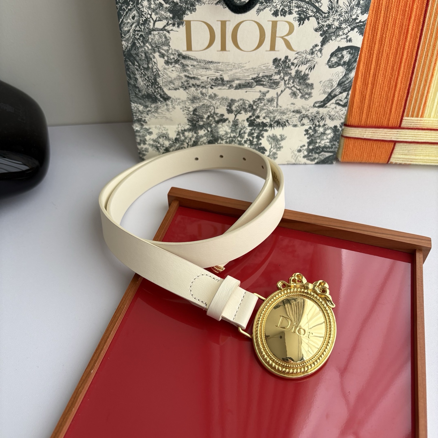 Dior Medaillon 腰带以十八世纪洛可可风格演绎 Dior 沙龙的精致格调。采用光滑牛皮革精心