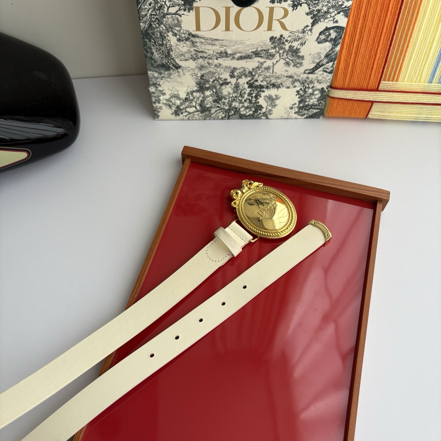 Dior Medaillon 腰带以十八世纪洛可可风格演绎 Dior 沙龙的精致格调。采用光滑牛皮革精心