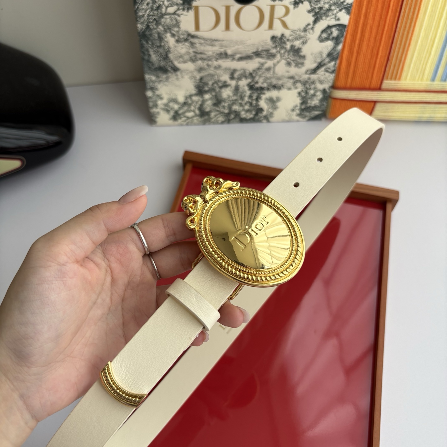Dior Medaillon 腰带以十八世纪洛可可风格演绎 Dior 沙龙的精致格调。采用光滑牛皮革精心