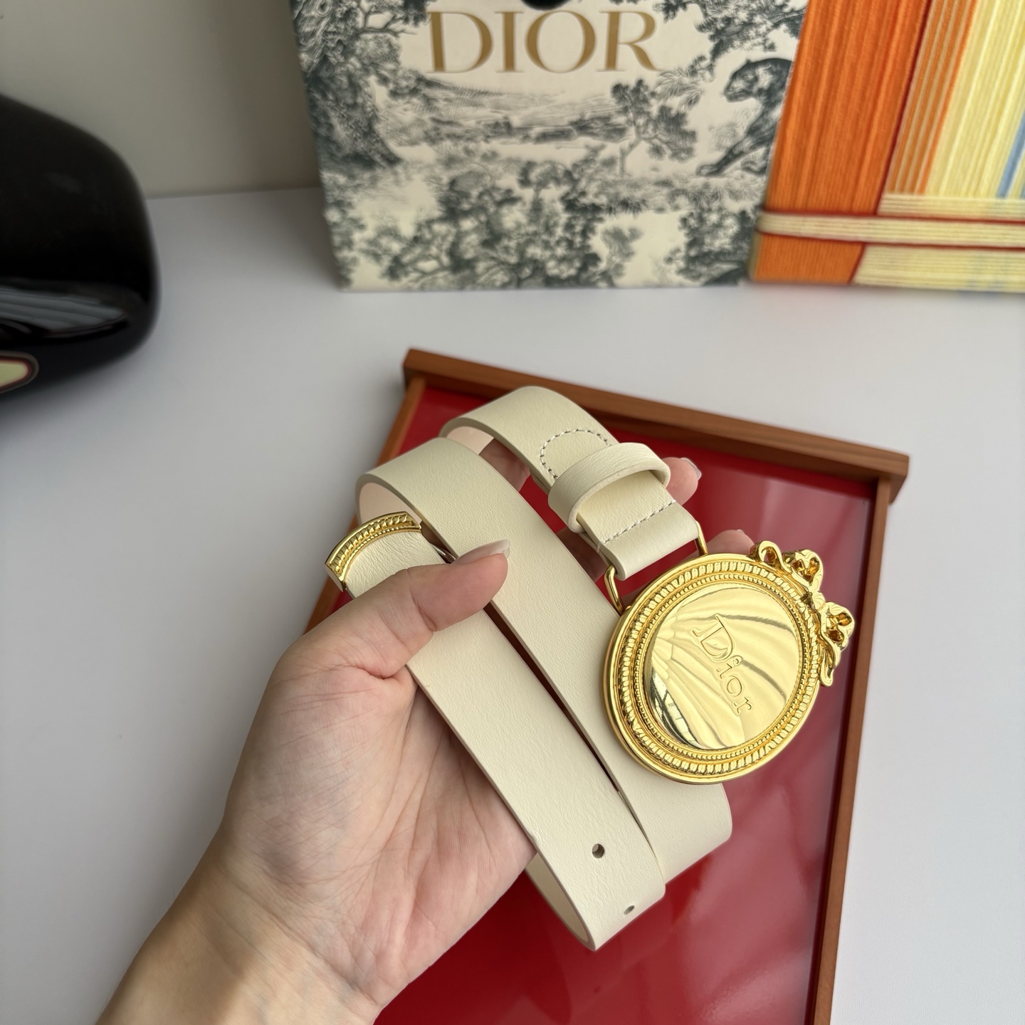 Dior Medaillon 腰带以十八世纪洛可可风格演绎 Dior 沙龙的精致格调。采用光滑牛皮革精心