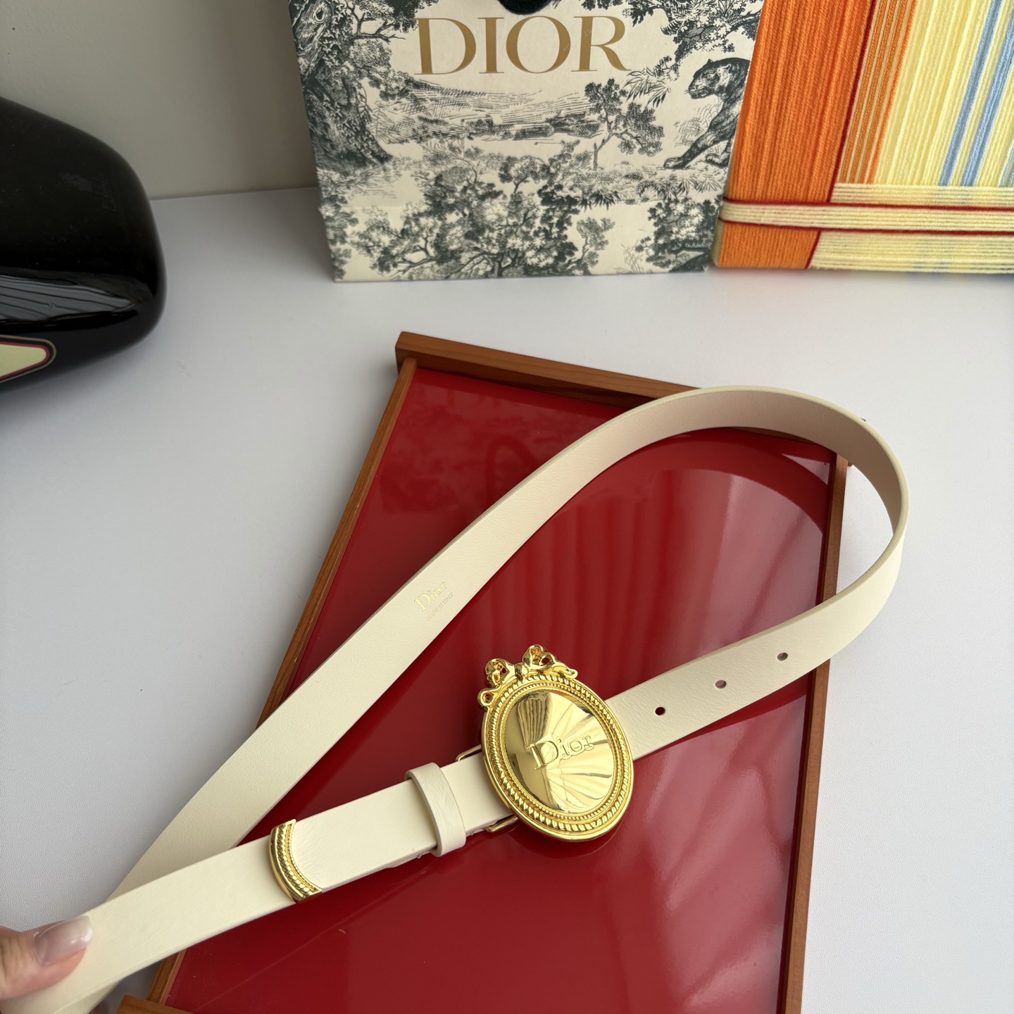 Dior Medaillon 腰带以十八世纪洛可可风格演绎 Dior 沙龙的精致格调。采用光滑牛皮革精心