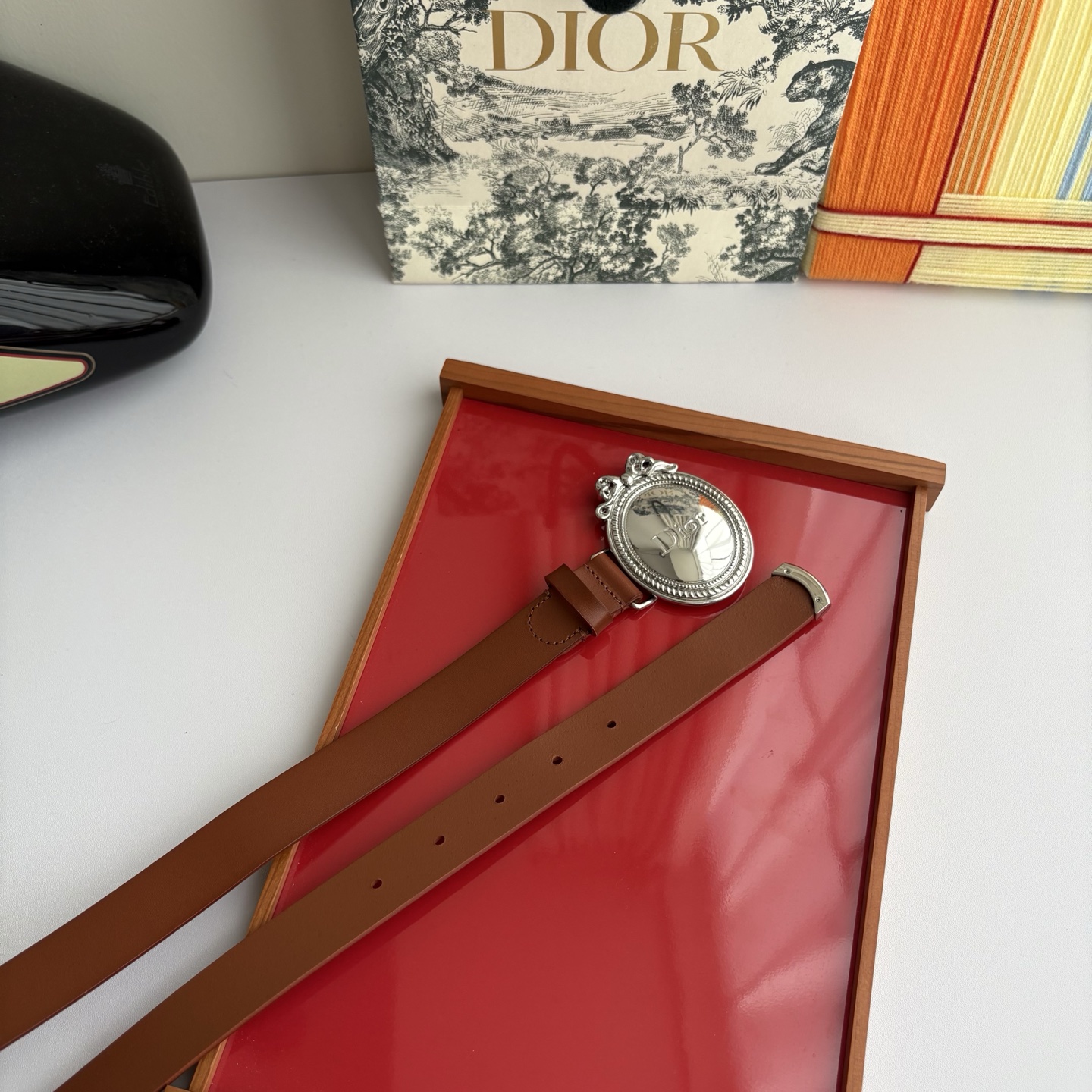 Dior Medaillon 腰带以十八世纪洛可可风格演绎 Dior 沙龙的精致格调。采用光滑牛皮革精心