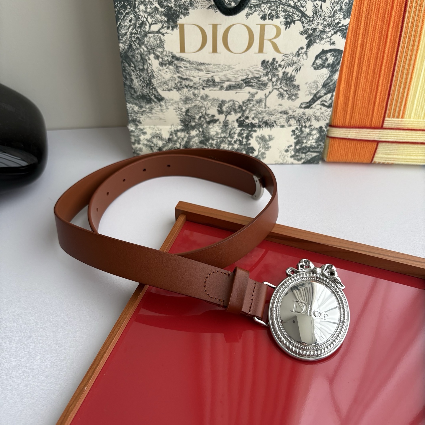 Dior Medaillon 腰带以十八世纪洛可可风格演绎 Dior 沙龙的精致格调。采用光滑牛皮革精心