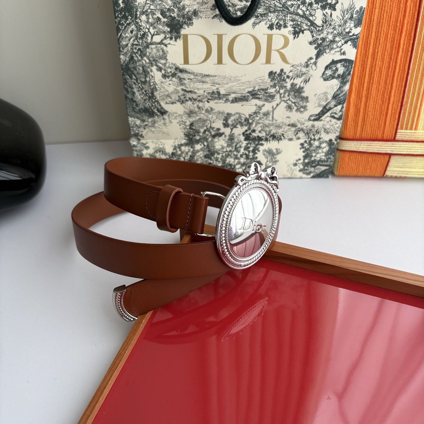 Dior Medaillon 腰带以十八世纪洛可可风格演绎 Dior 沙龙的精致格调。采用光滑牛皮革精心