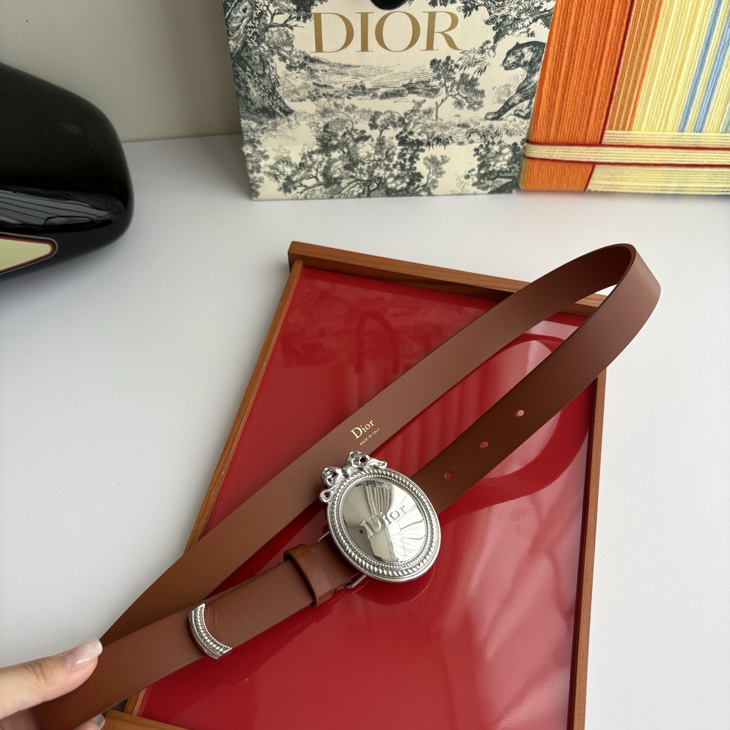 Dior Medaillon 腰带以十八世纪洛可可风格演绎 Dior 沙龙的精致格调。采用光滑牛皮革精心