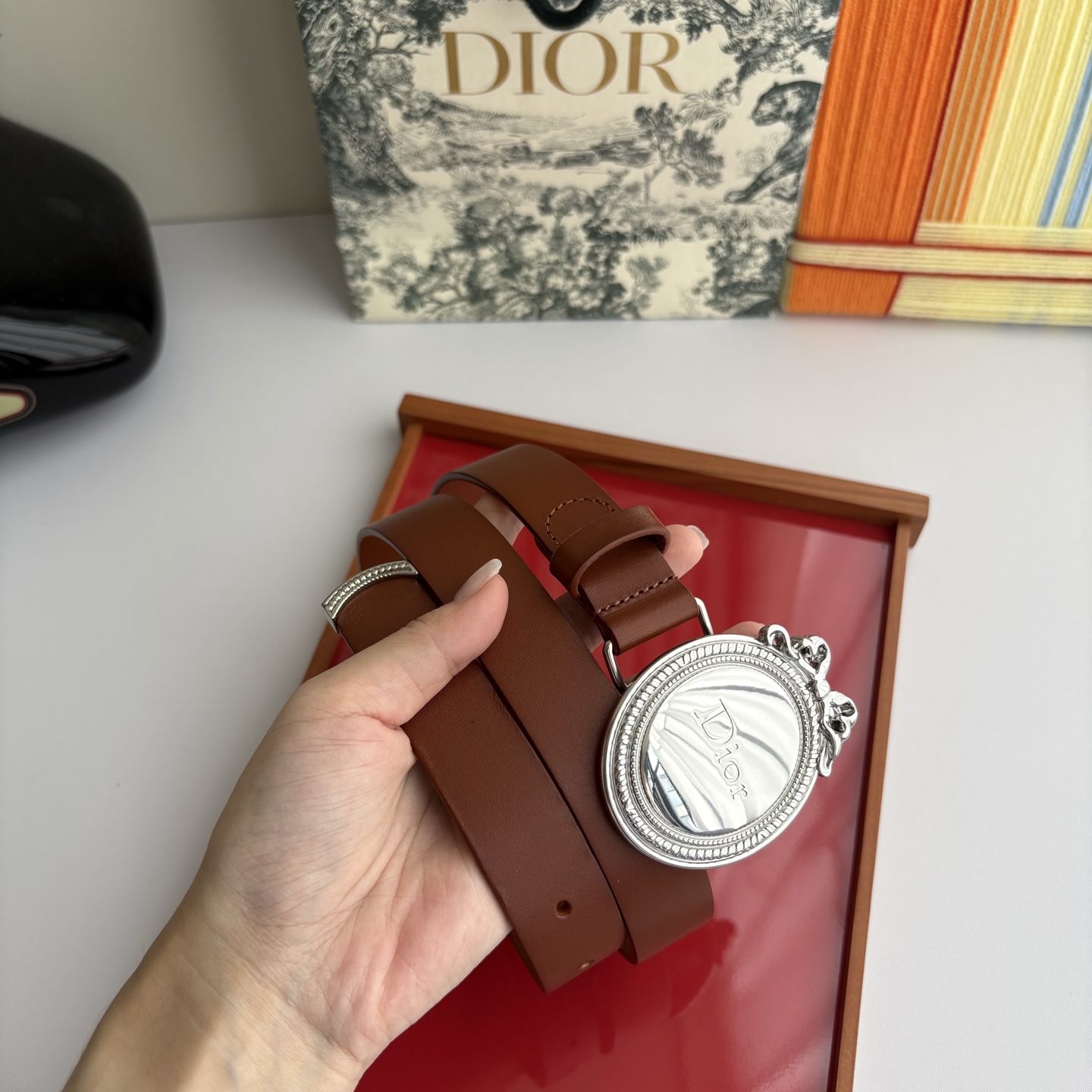 Dior Medaillon 腰带以十八世纪洛可可风格演绎 Dior 沙龙的精致格调。采用光滑牛皮革精心