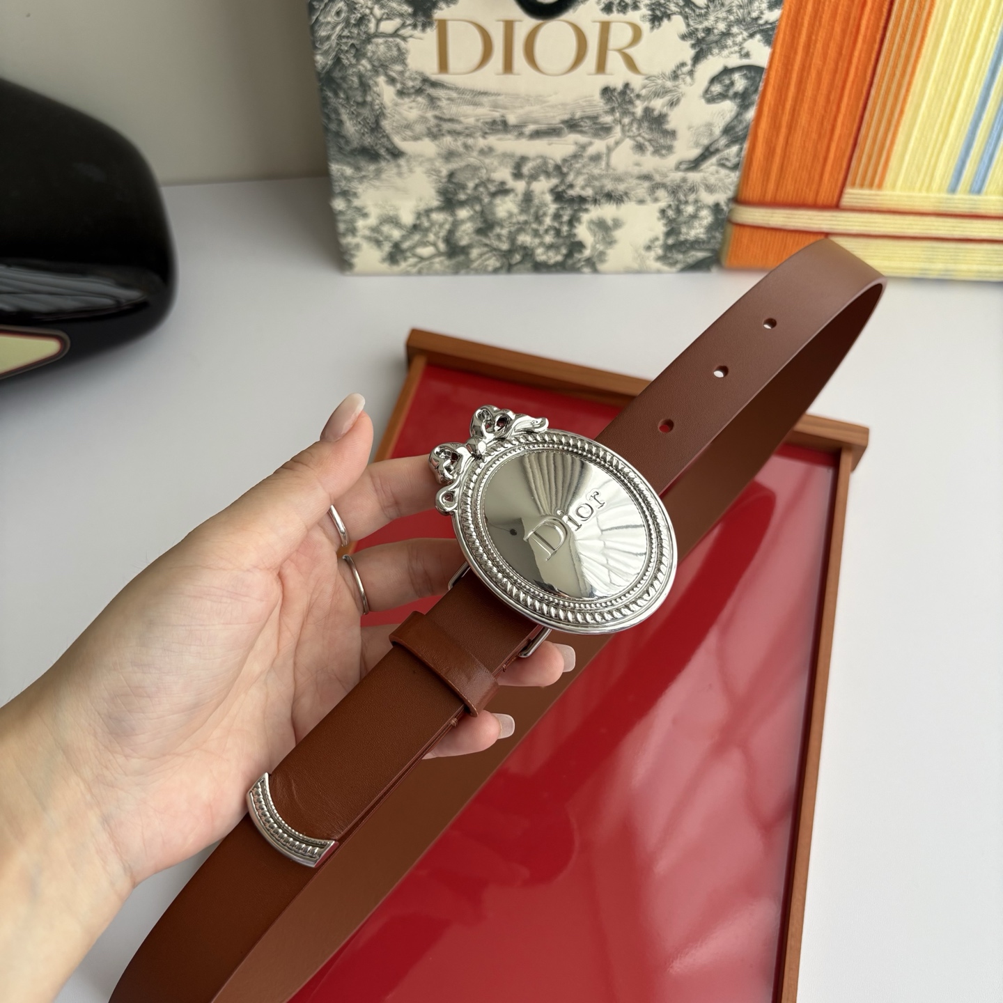 Dior Medaillon 腰带以十八世纪洛可可风格演绎 Dior 沙龙的精致格调。采用光滑牛皮革精心