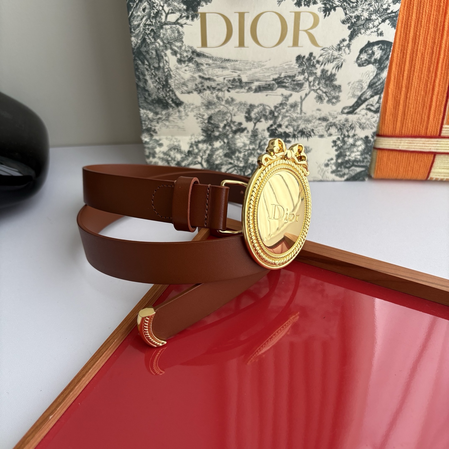 Dior Medaillon 腰带以十八世纪洛可可风格演绎 Dior 沙龙的精致格调。采用光滑牛皮革精心