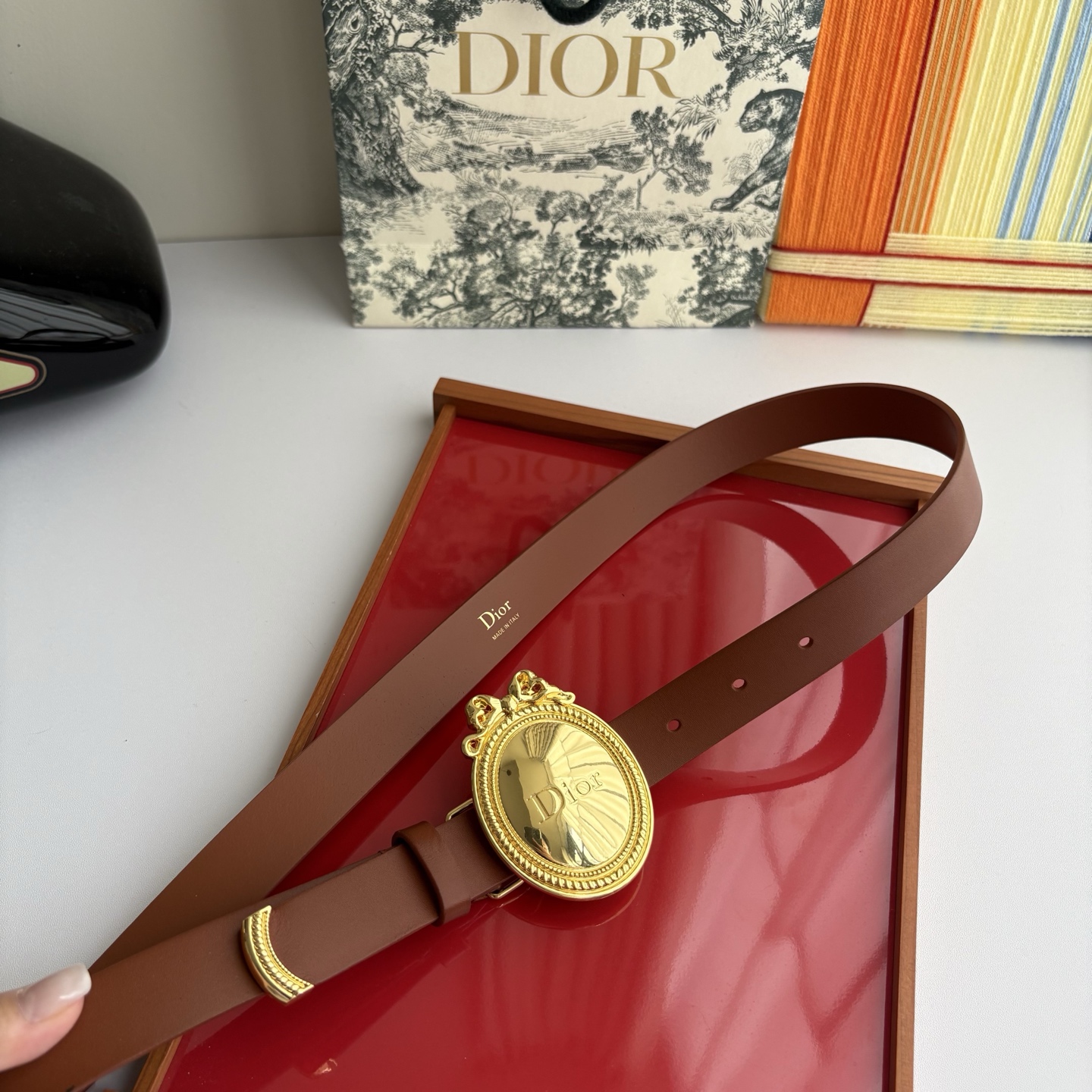 Dior Medaillon 腰带以十八世纪洛可可风格演绎 Dior 沙龙的精致格调。采用光滑牛皮革精心
